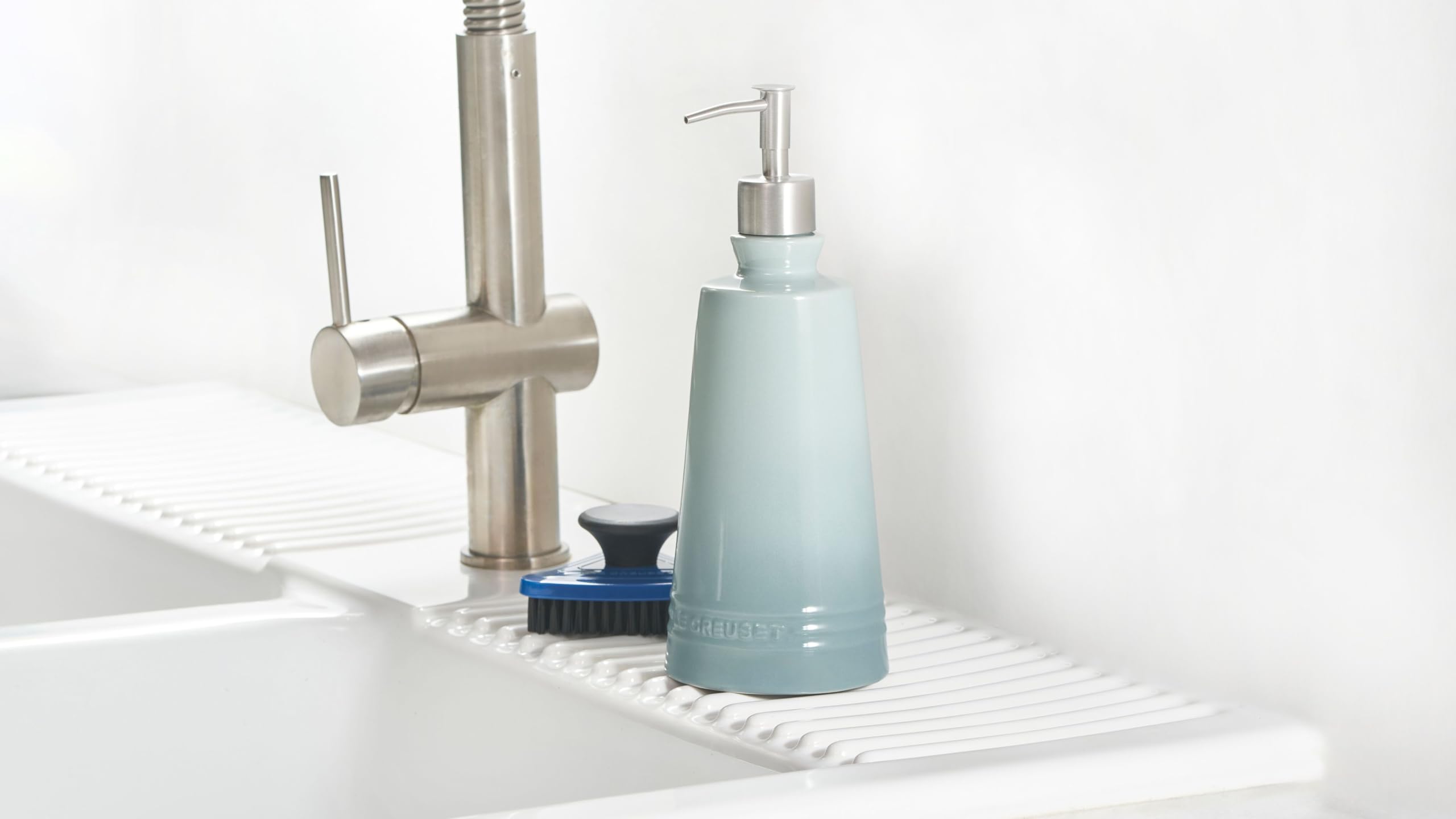 le-creuset-stoneware-signature-soap-dispenser-20-oz-sea-salt image 5