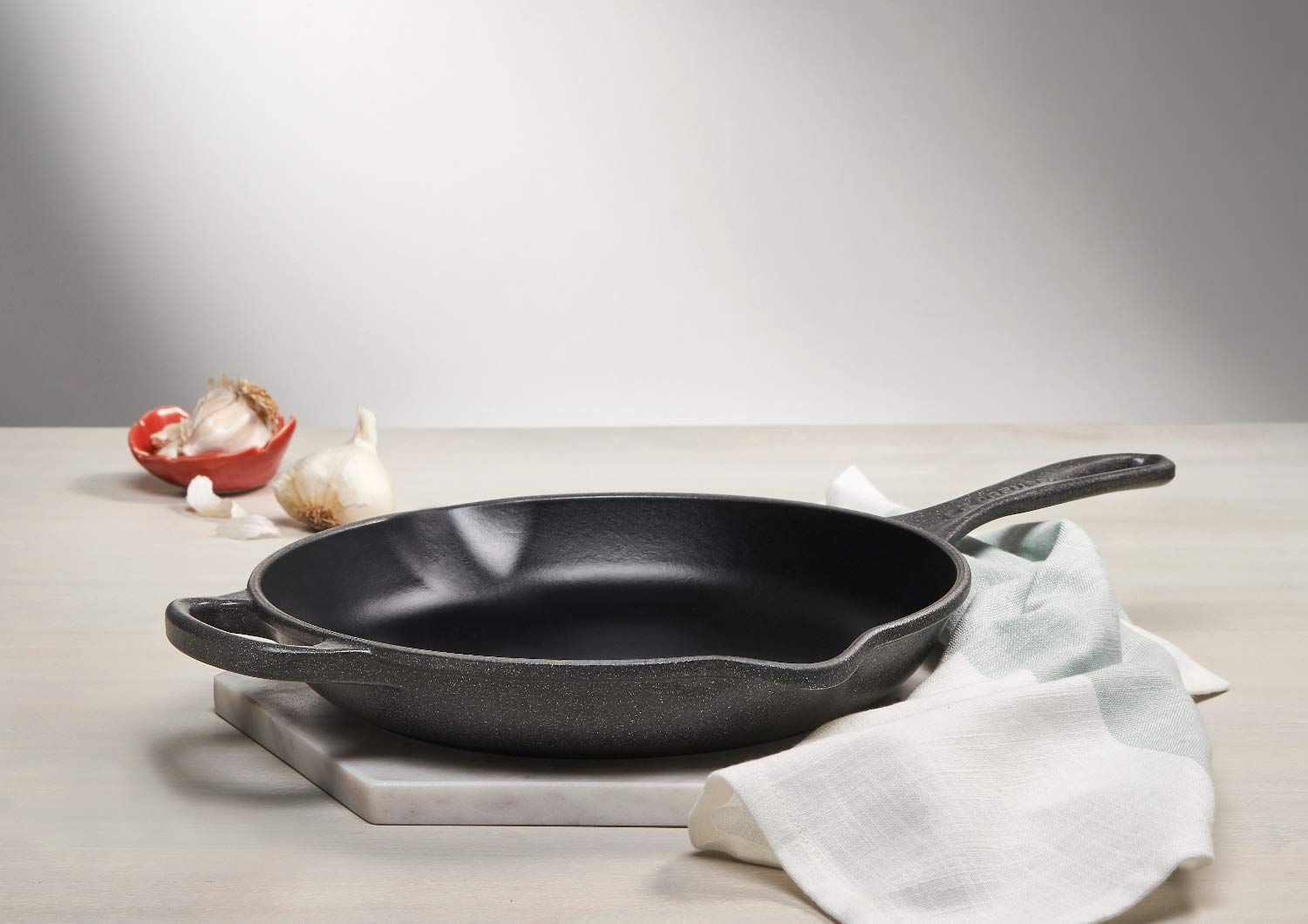 le-creuset-signature-enameled-cast-iron-skillet-10-25-1-3-4-qt-stone image 3