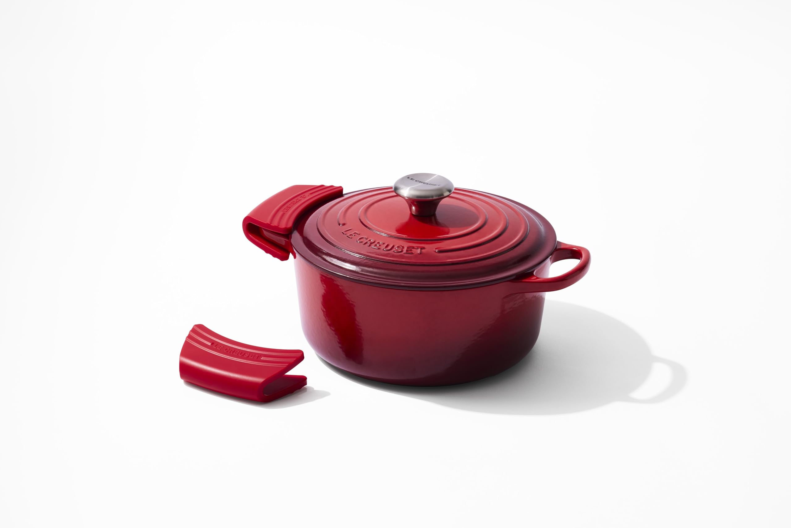 le-creuset-silicone-handle-grips-set-of-2-cerise image 5