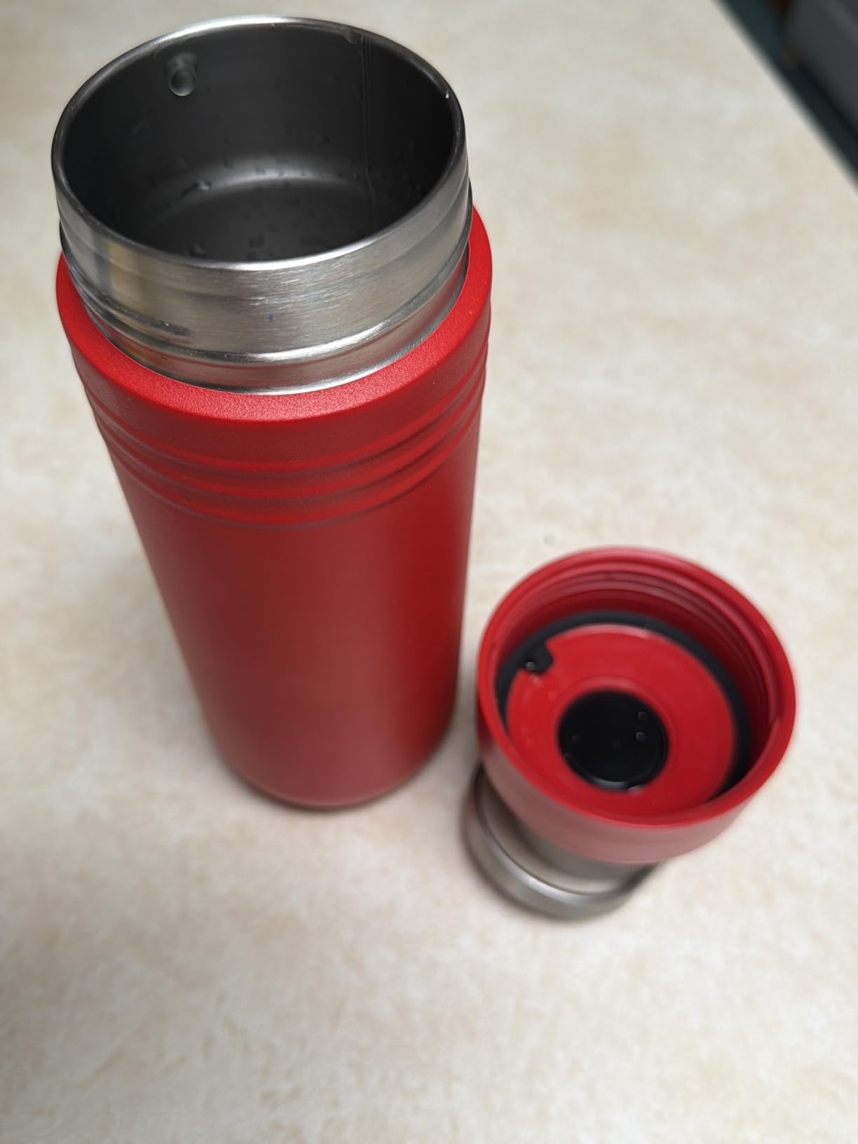 Keeps water cold
