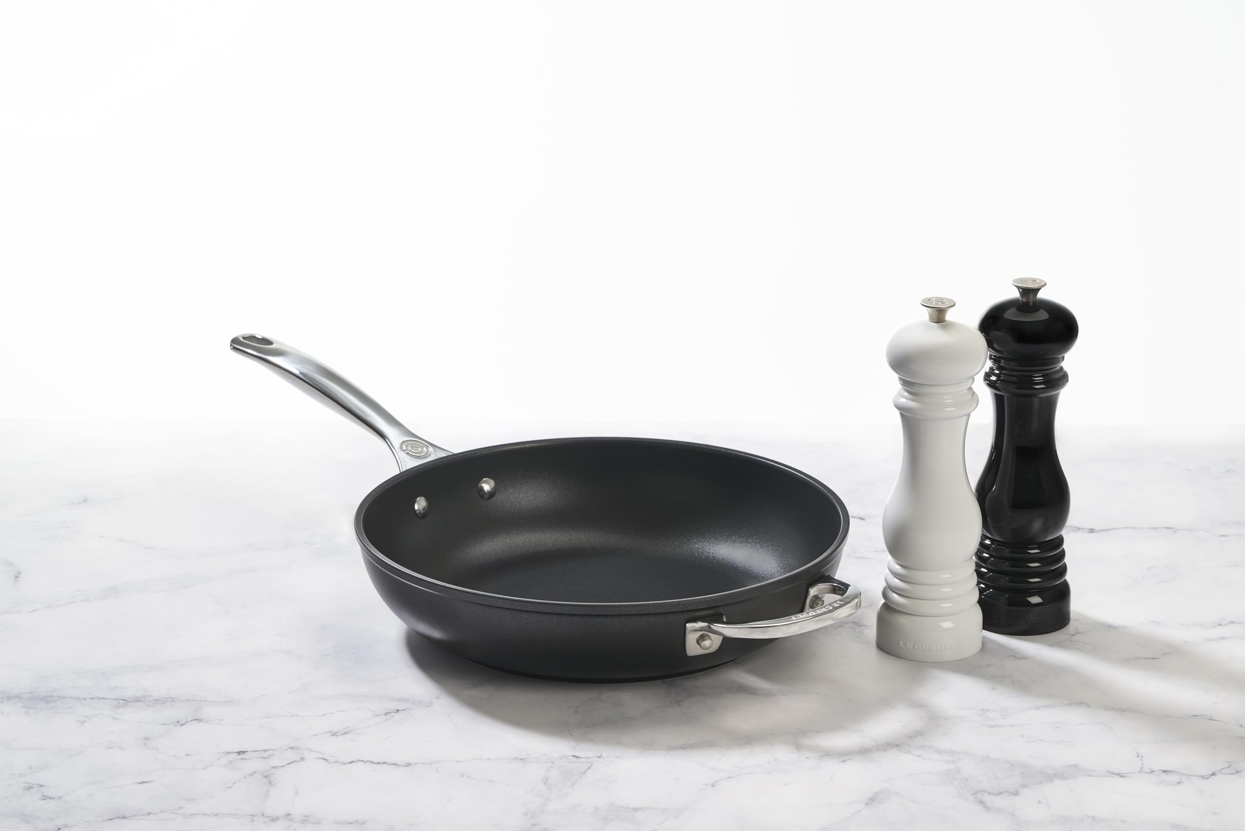 le-creuset-8-inch-salt-and-pepper-mill-set-black-white image 5
