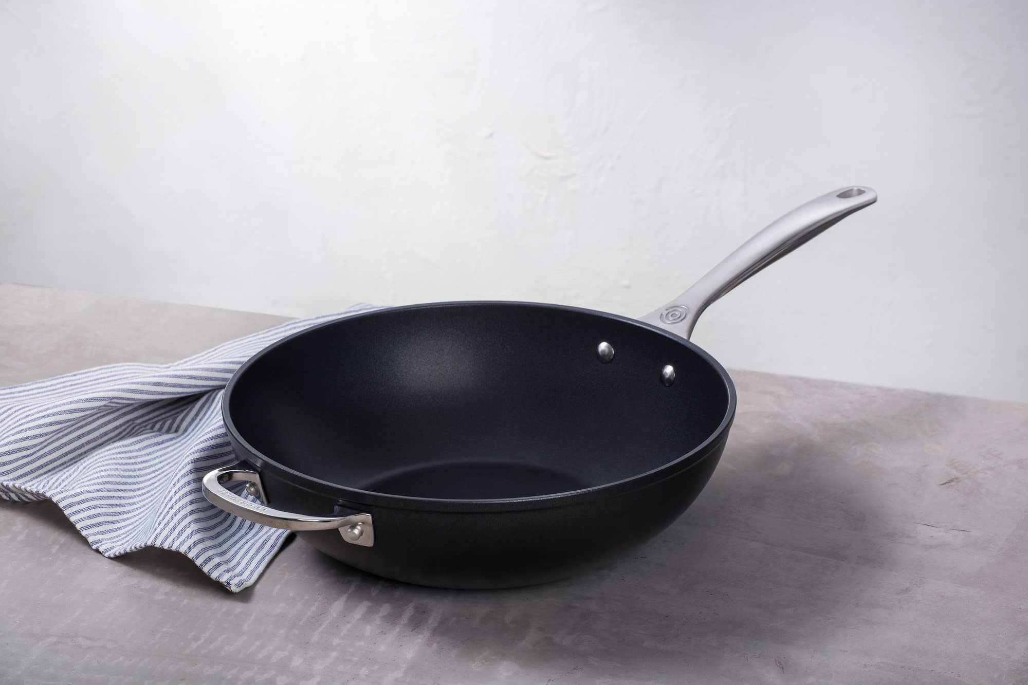 le-creuset-toughened-nonstick-pro-stir-fry-pan-12-inch image 6