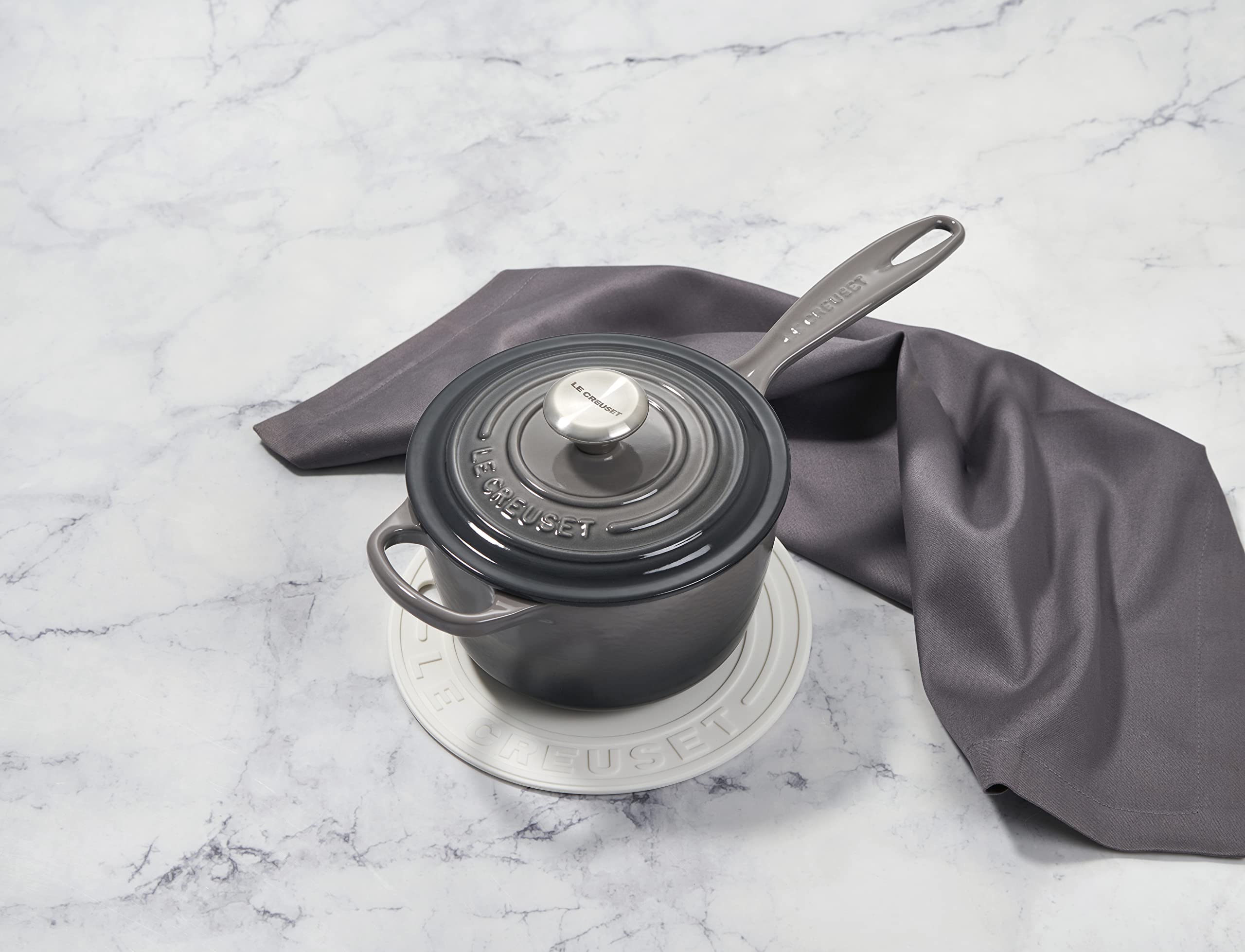 le-creuset-silicone-trivet-est-1925-cerise image 3