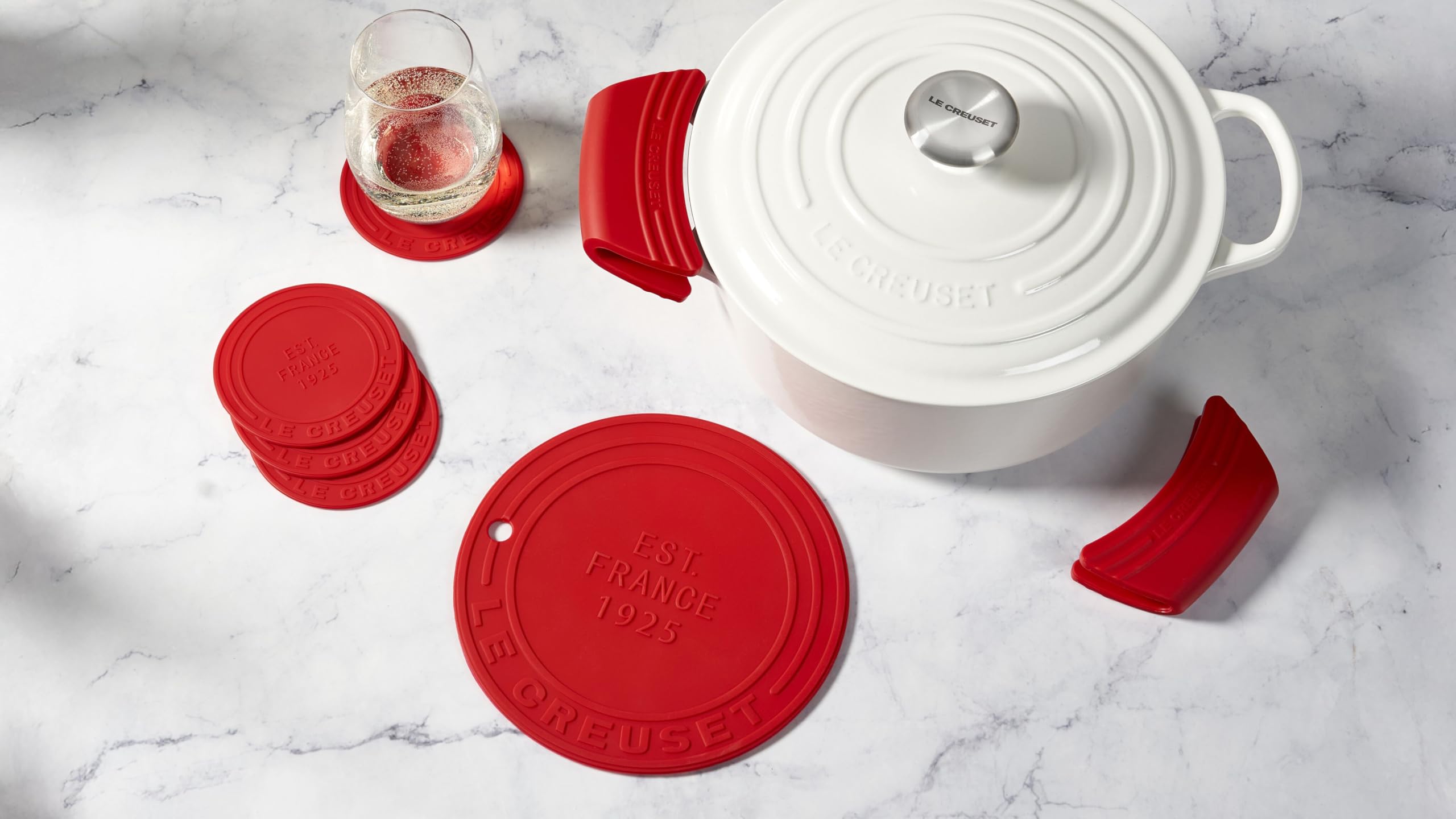 le-creuset-silicone-handle-grips-set-of-2-cerise image 4
