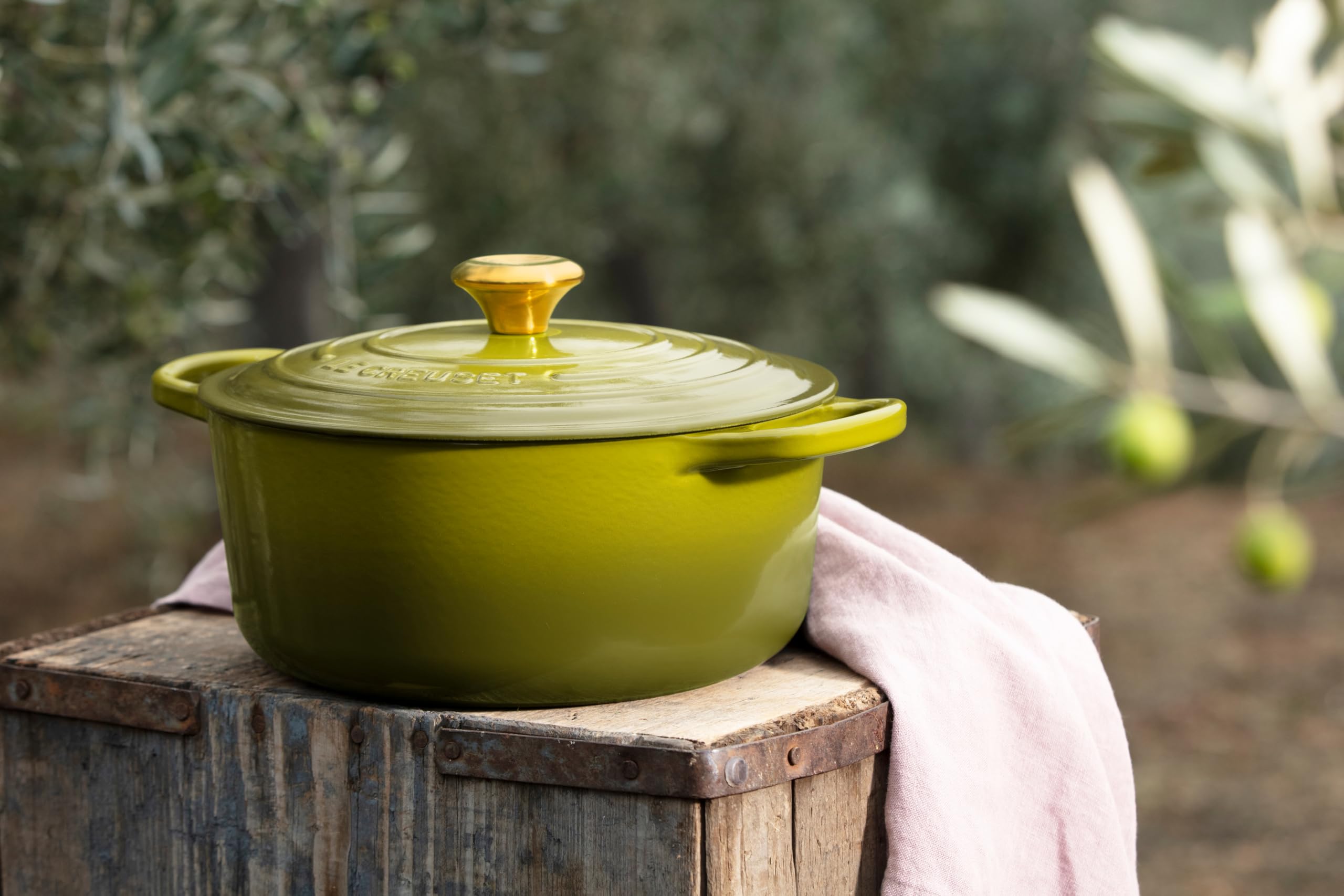 le-creuset-enameled-cast-iron-signature-round-dutch-oven-7-25-qt-olive image 5