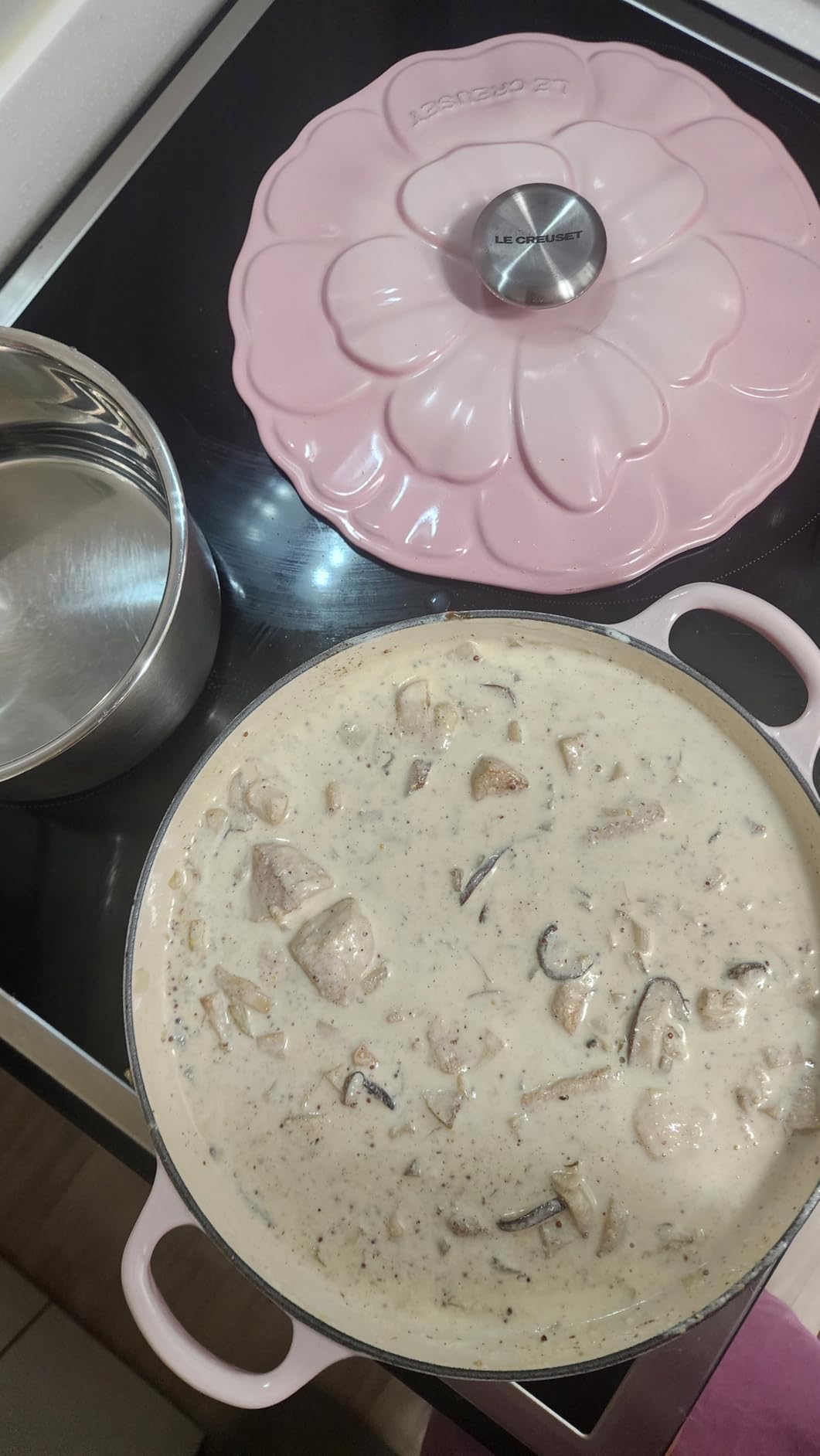 Great braiser, small lid handle