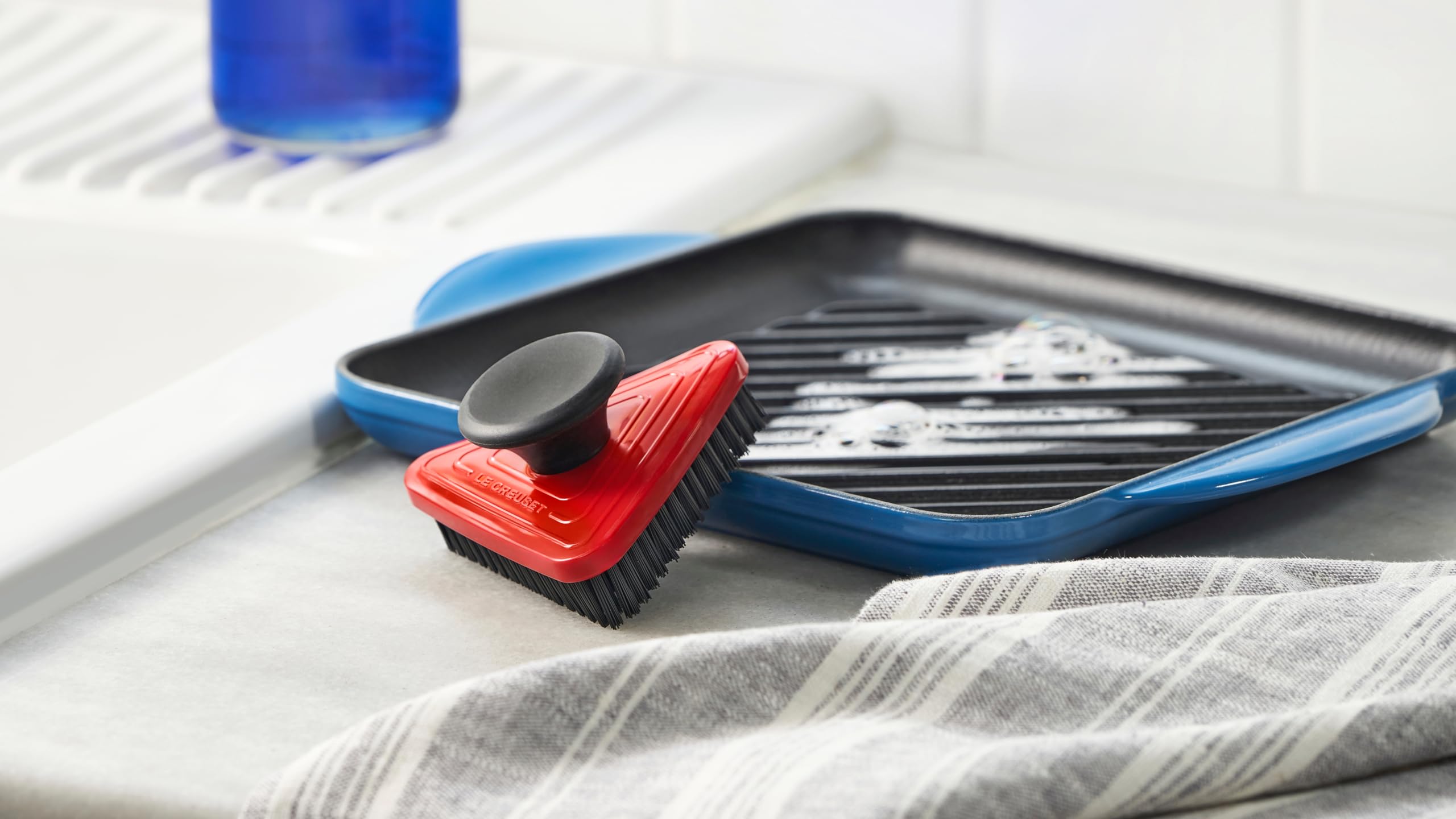 le-creuset-triangle-grill-pan-brush-3-7-flame image 3