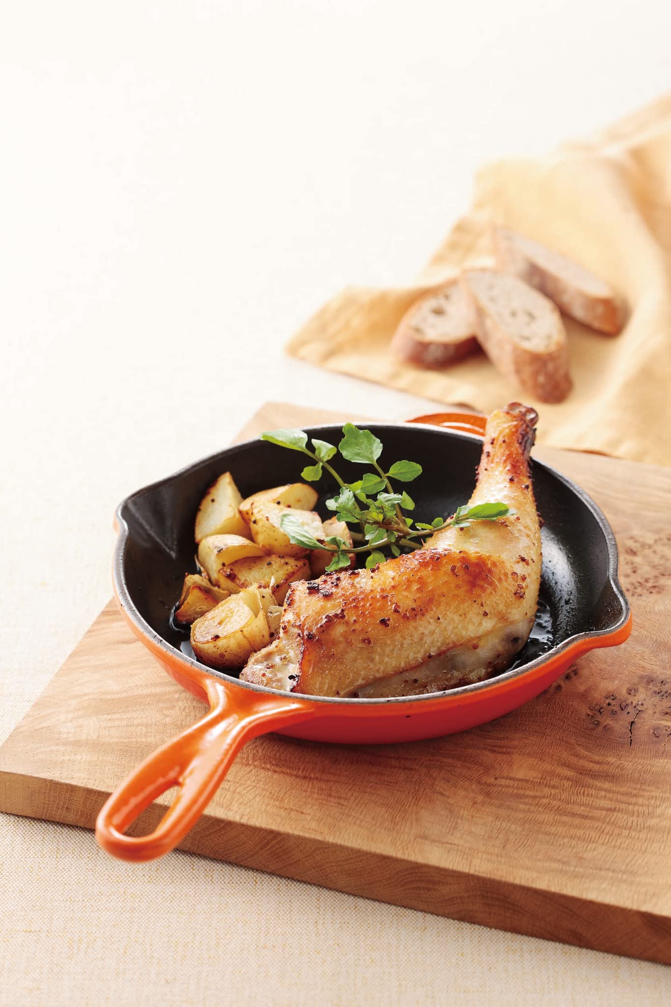 le-creuset-enameled-cast-iron-classic-skillet-9-garnet image 5