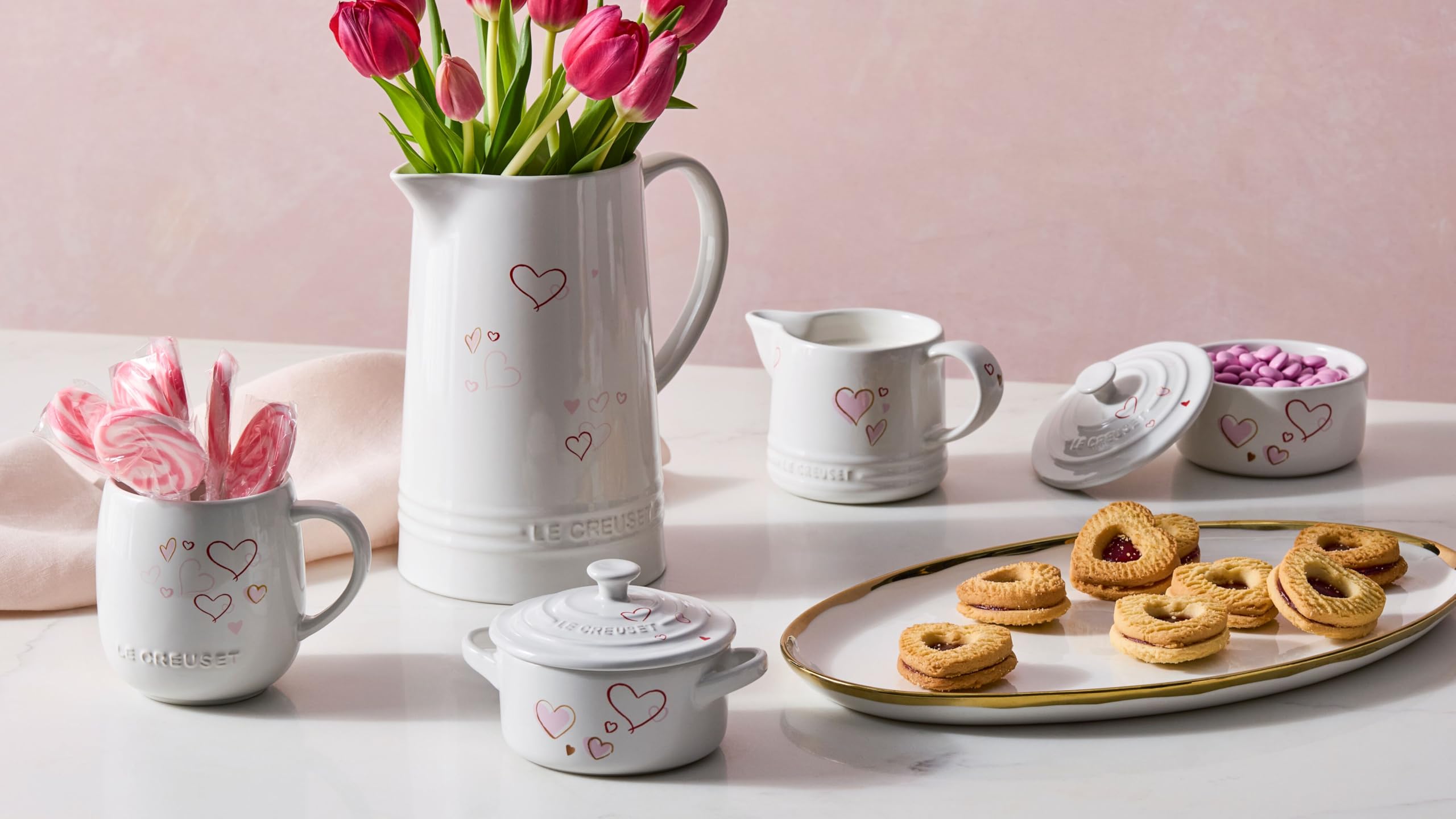 le-creuset-mon-coeur-collection-stoneware-cream-and-sugar-set-white-with-hearts image 4