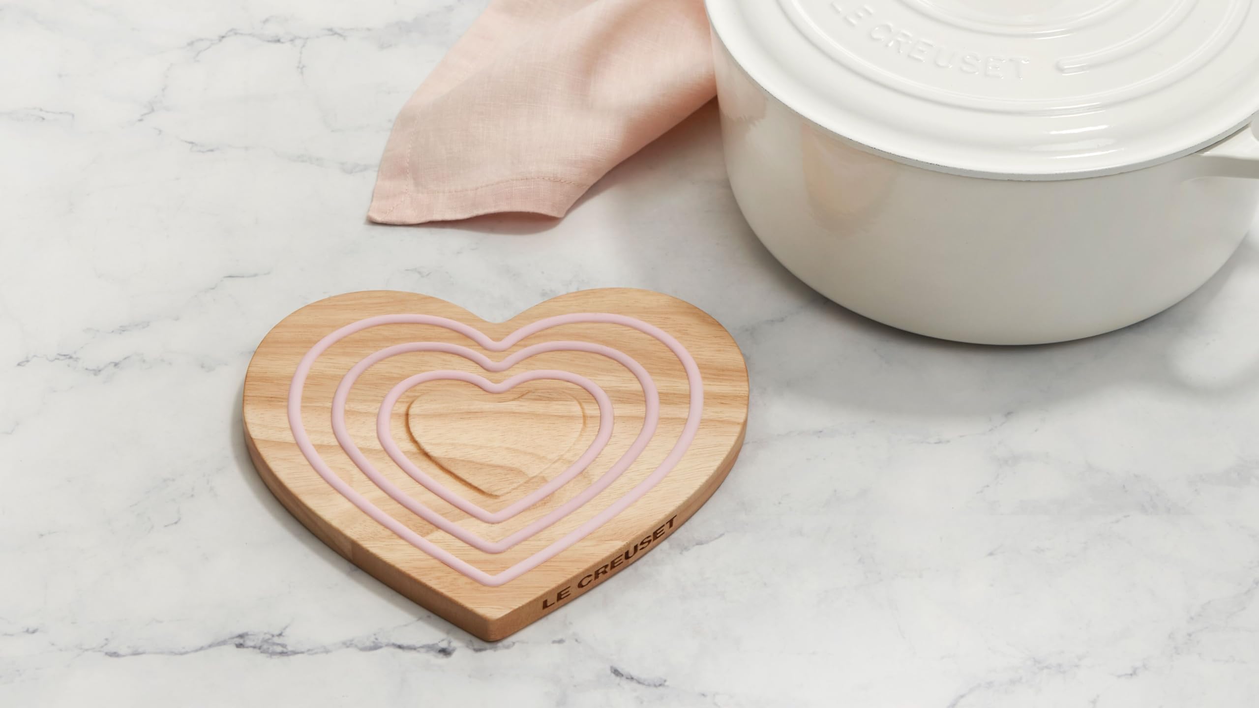 le-creuset-magnetic-wood-trivet-heart-shaped-8-pink-silicone image 5