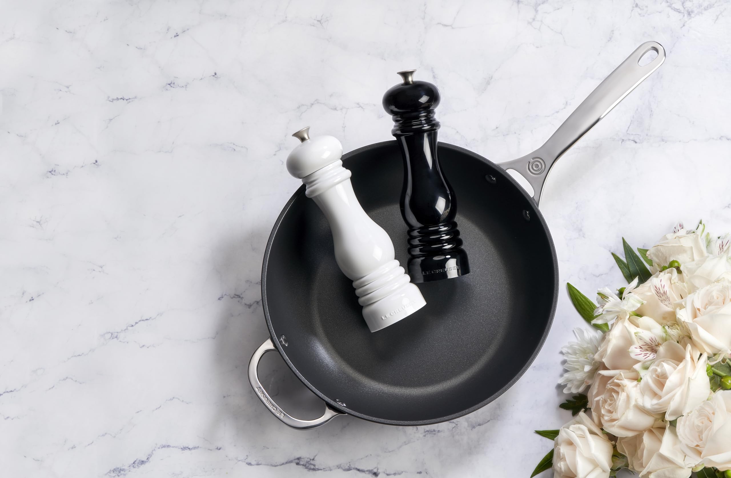 le-creuset-8-inch-salt-and-pepper-mill-set-black-white image 6