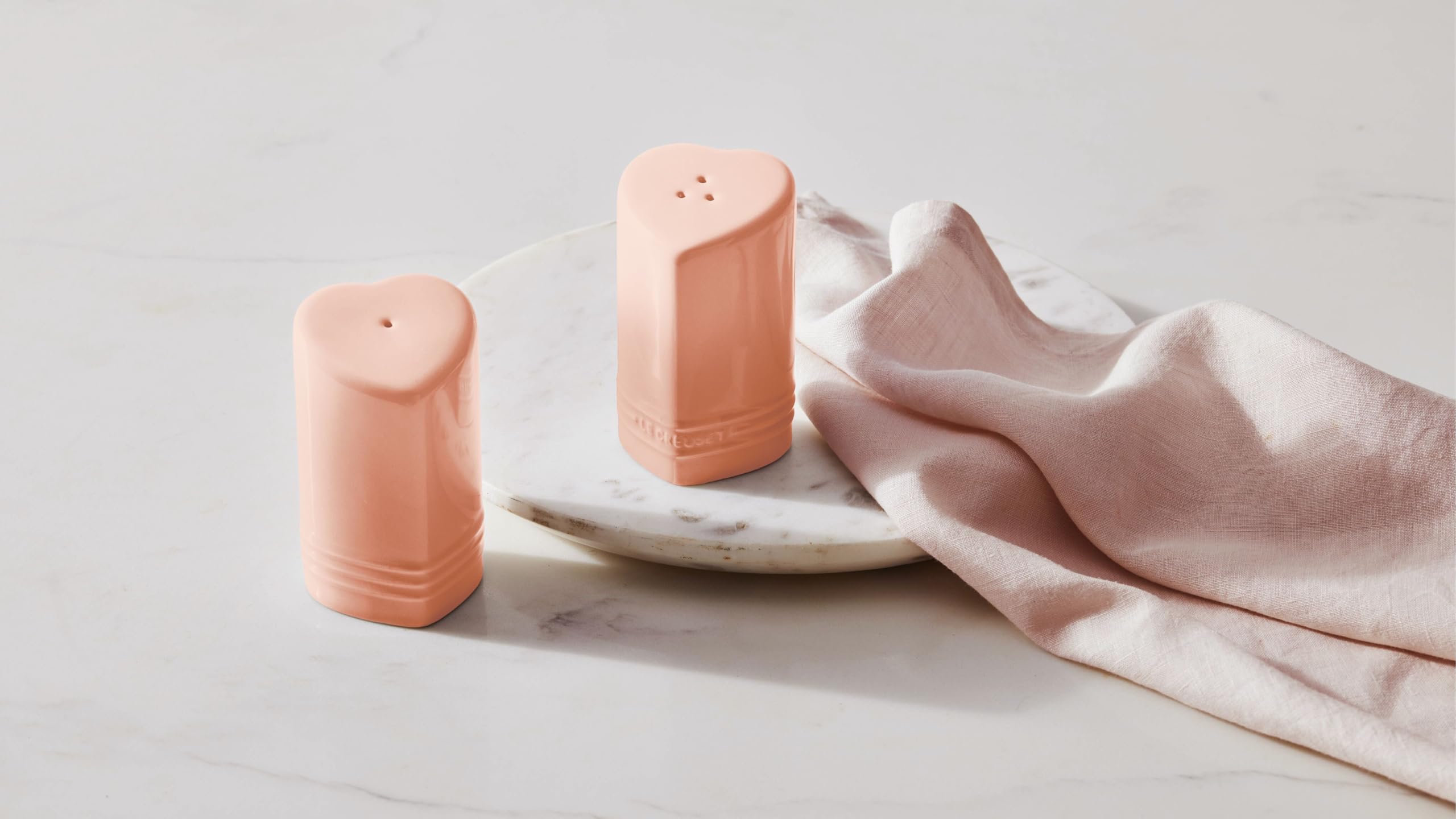 le-creuset-stoneware-heart-shaped-salt-pepper-shakers-4-oz-each-cerise image 5