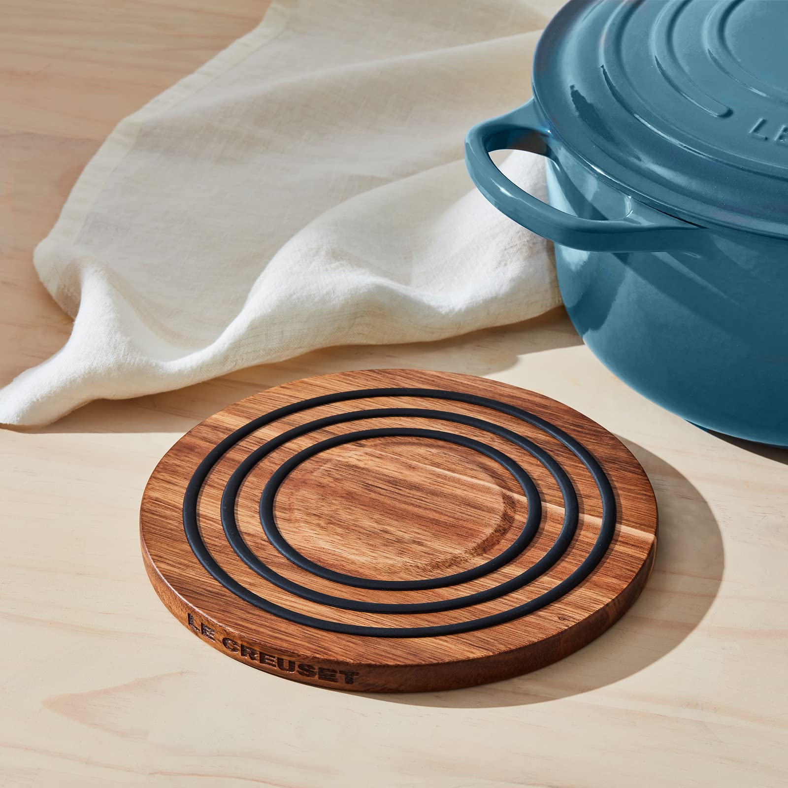 le-creuset-magnetic-wooden-trivet-acacia-wood-with-black-silicone-rings-8-inch image 5