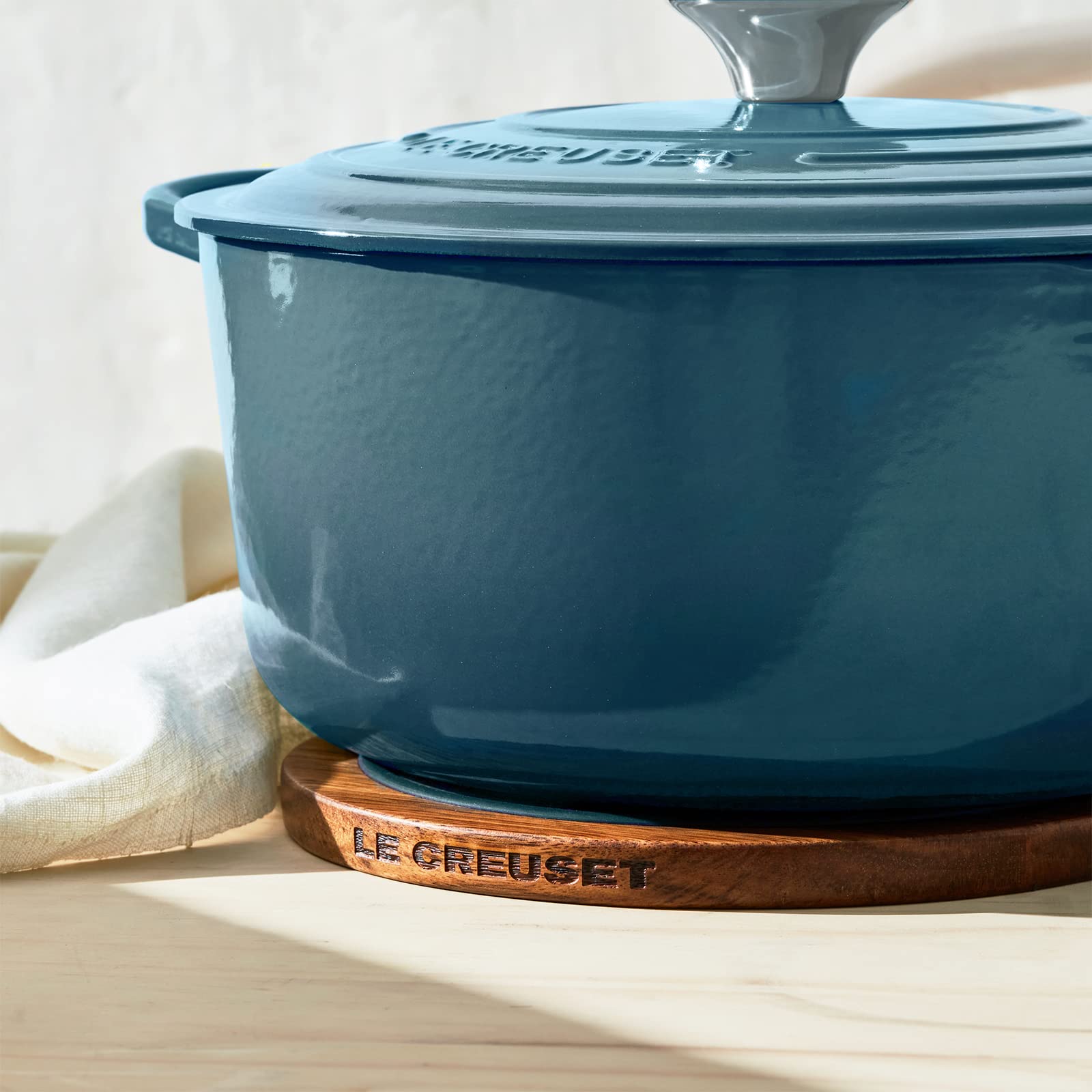le-creuset-magnetic-wooden-trivet-acacia-wood-with-black-silicone-rings-8-inch image 3