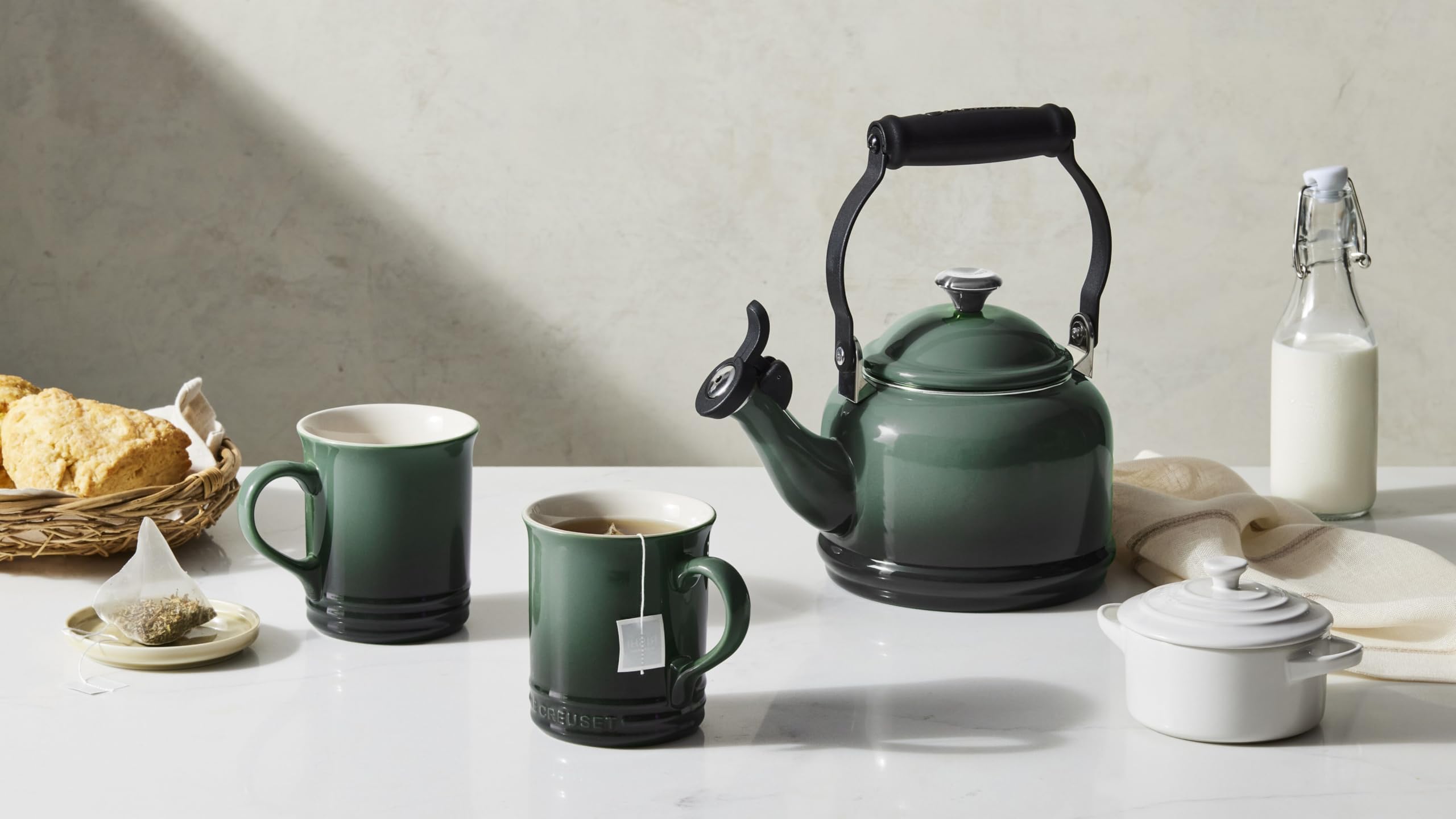 le-creuset-demi-kettle-stoneware-mug-set-1-25-qt-enamel-on-steel-cerise image 2