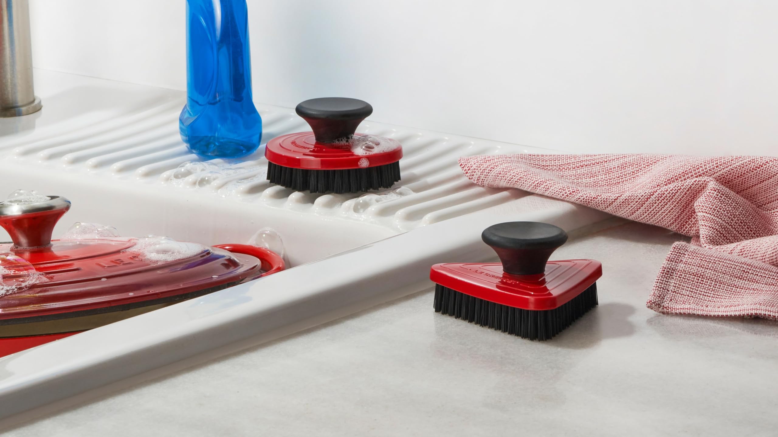 le-creuset-set-of-2-cleaning-brushes-round-triangular-shiny-black image 2