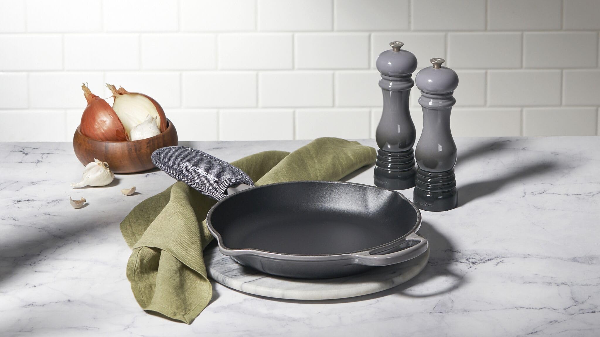 le-creuset-handle-holder-7-inch-noir image 4