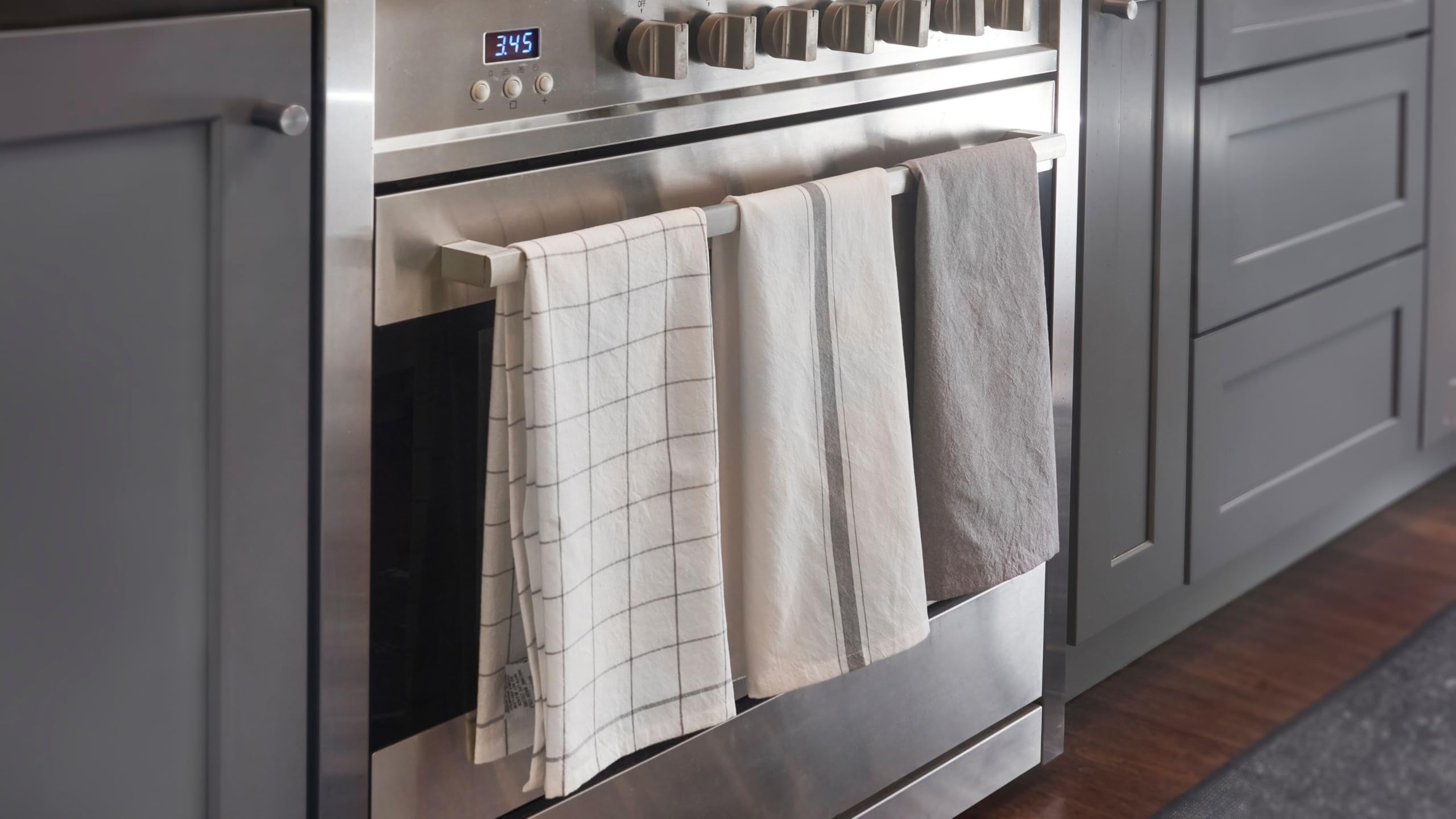 le-creuset-kitchen-towels-set-of-3-charbon-100-cotton-oversized image 3