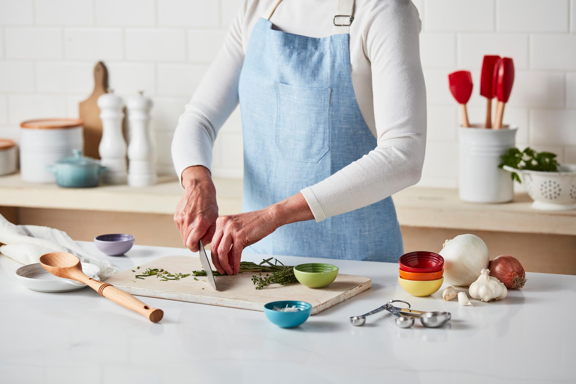 le-creuset-stoneware-signature-round-spoon-rest-6-chiffon-pink image 6