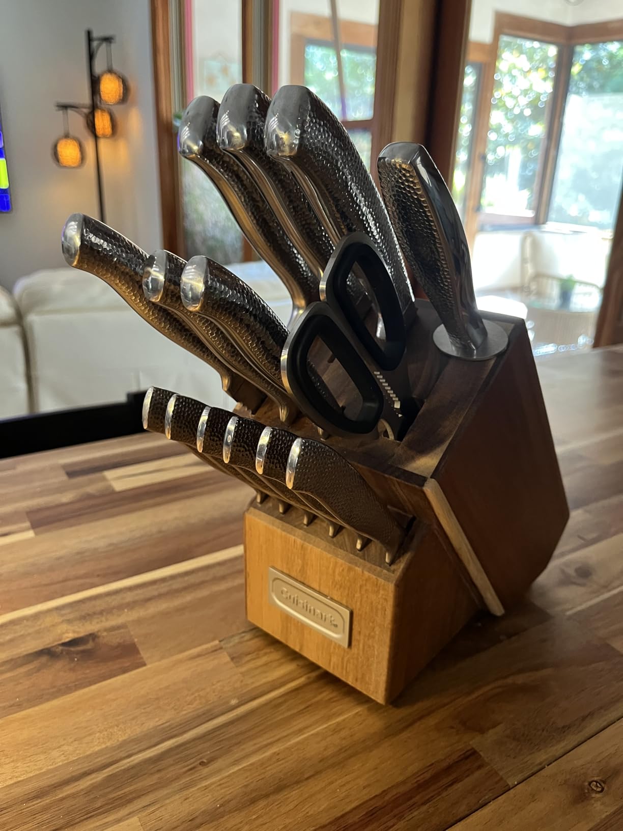 Good knives, but one arrived chipped