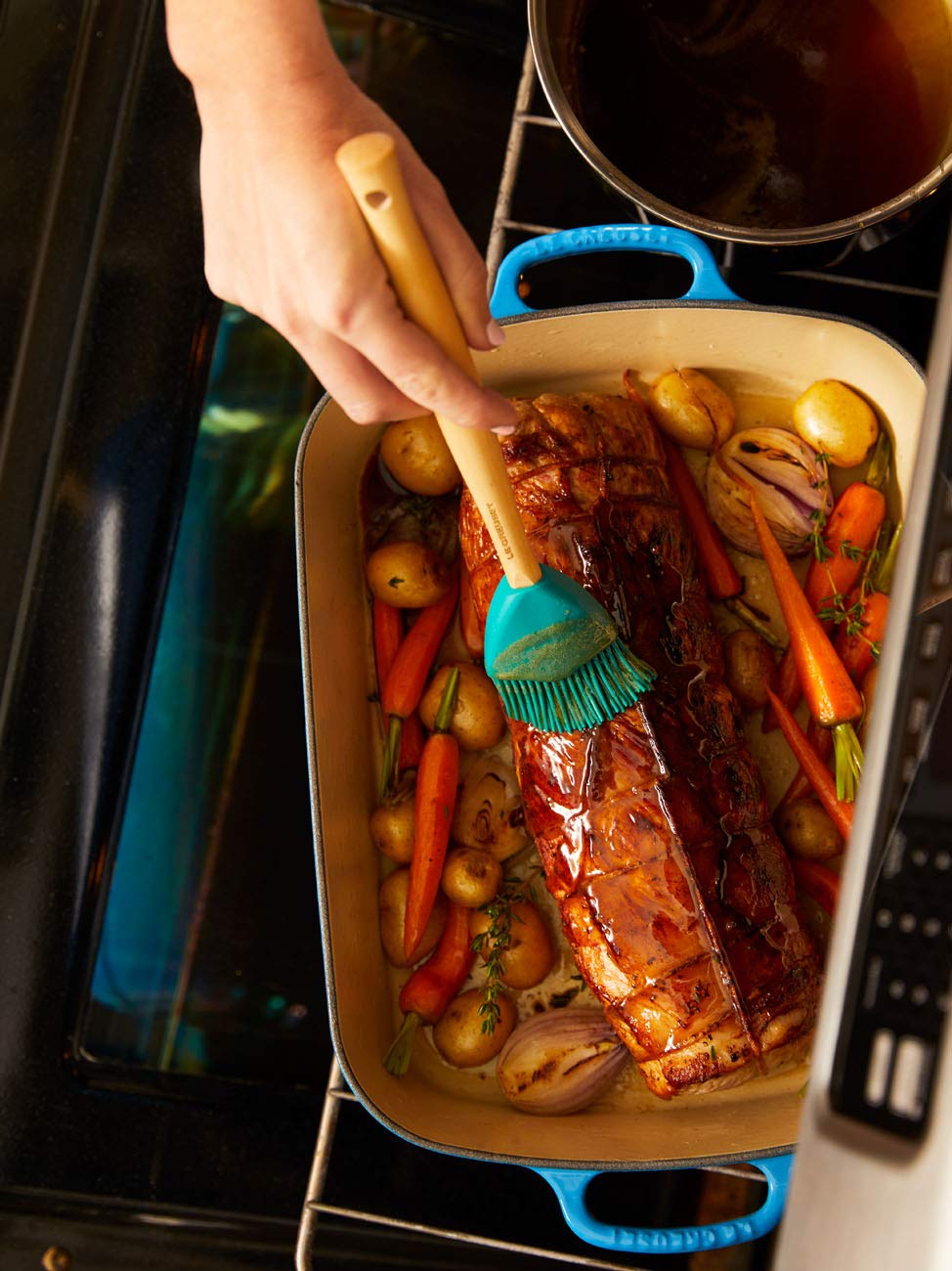 le-creuset-enameled-cast-iron-signature-rectangular-roaster-5-25-qt-meringue image 3