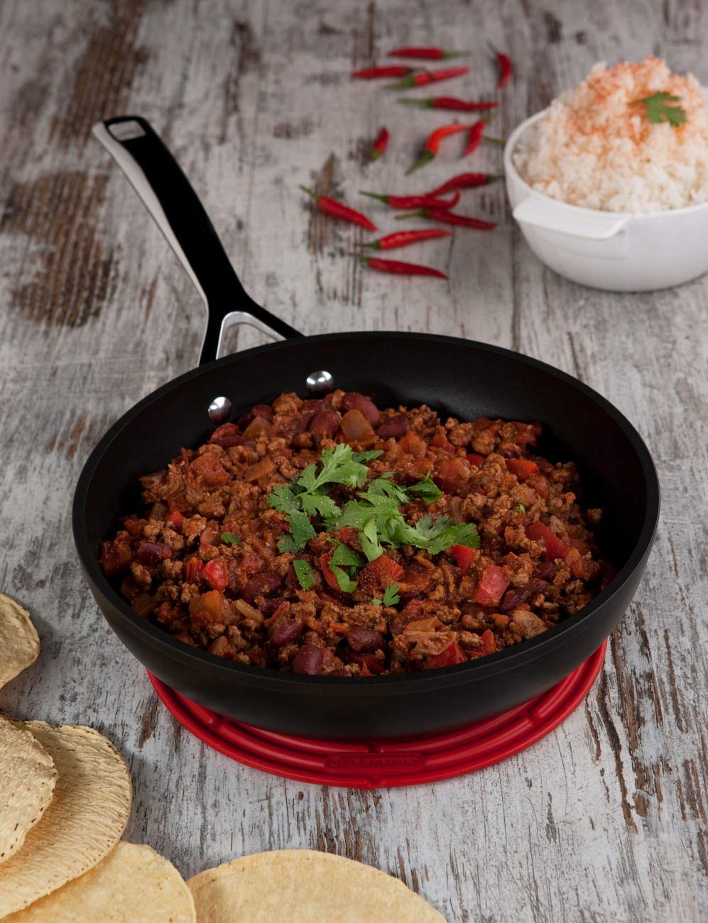le-creuset-enameled-cast-iron-signature-iron-handle-skillet-11-75-2-3-8-qt-with- image 4