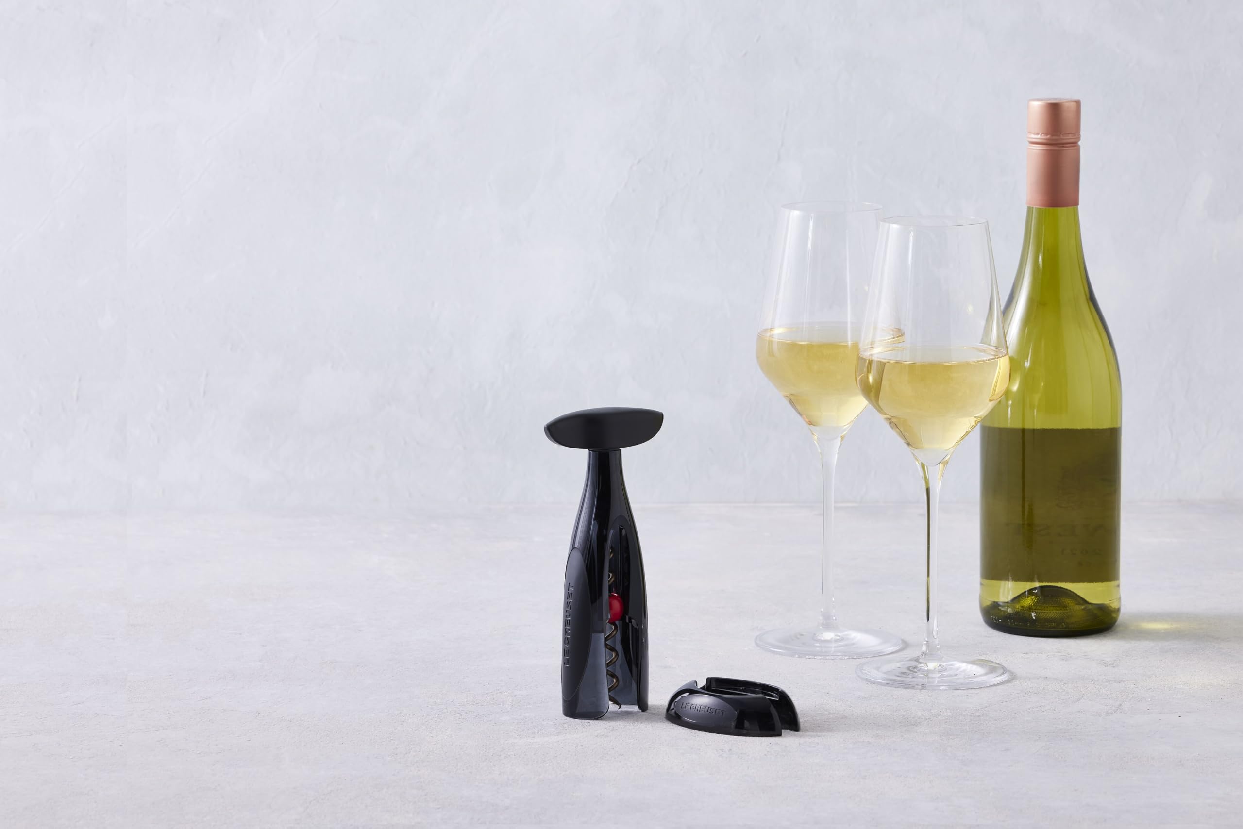 le-creuset-activ-ball-original-corkscrew-and-foilcutter-gift-set-black image 3