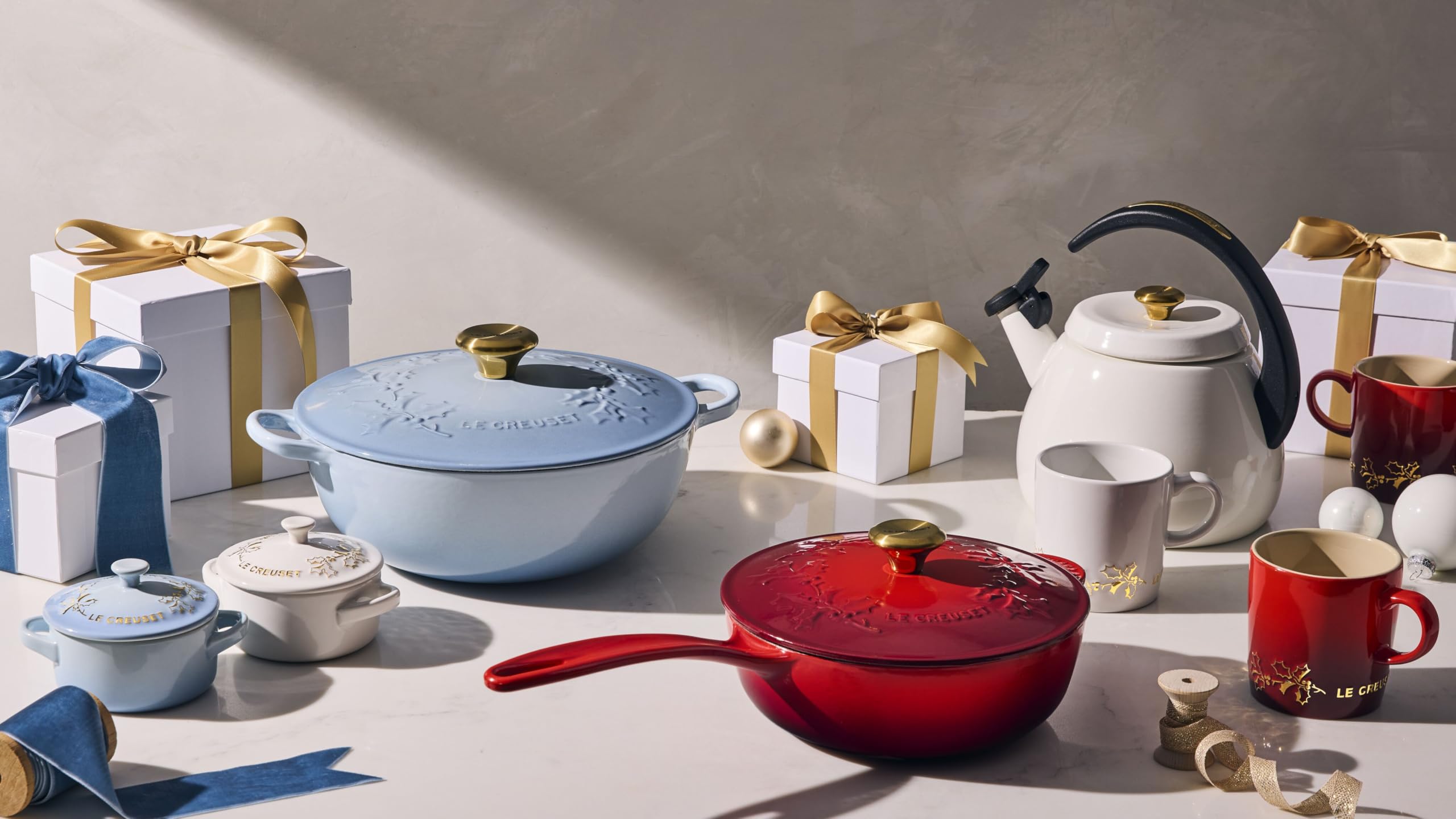 le-creuset-holly-collection-mini-round-cocotte-8-oz-cerise-with-gold-applique image 5