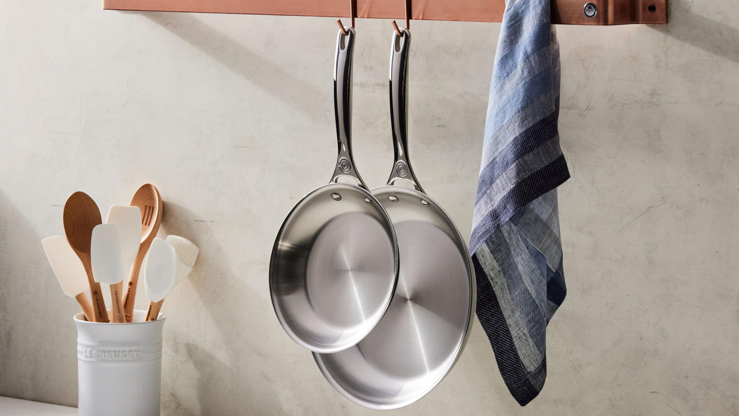 le-creuset-silicone-craft-series-5-piece-utensil-set-with-stoneware-crock-white image 5