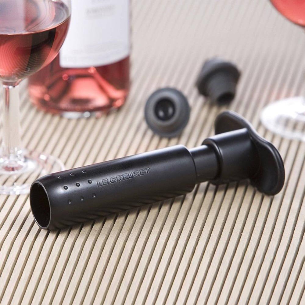 le-creuset-wine-pump-and-3-stoppers-cerise image 2