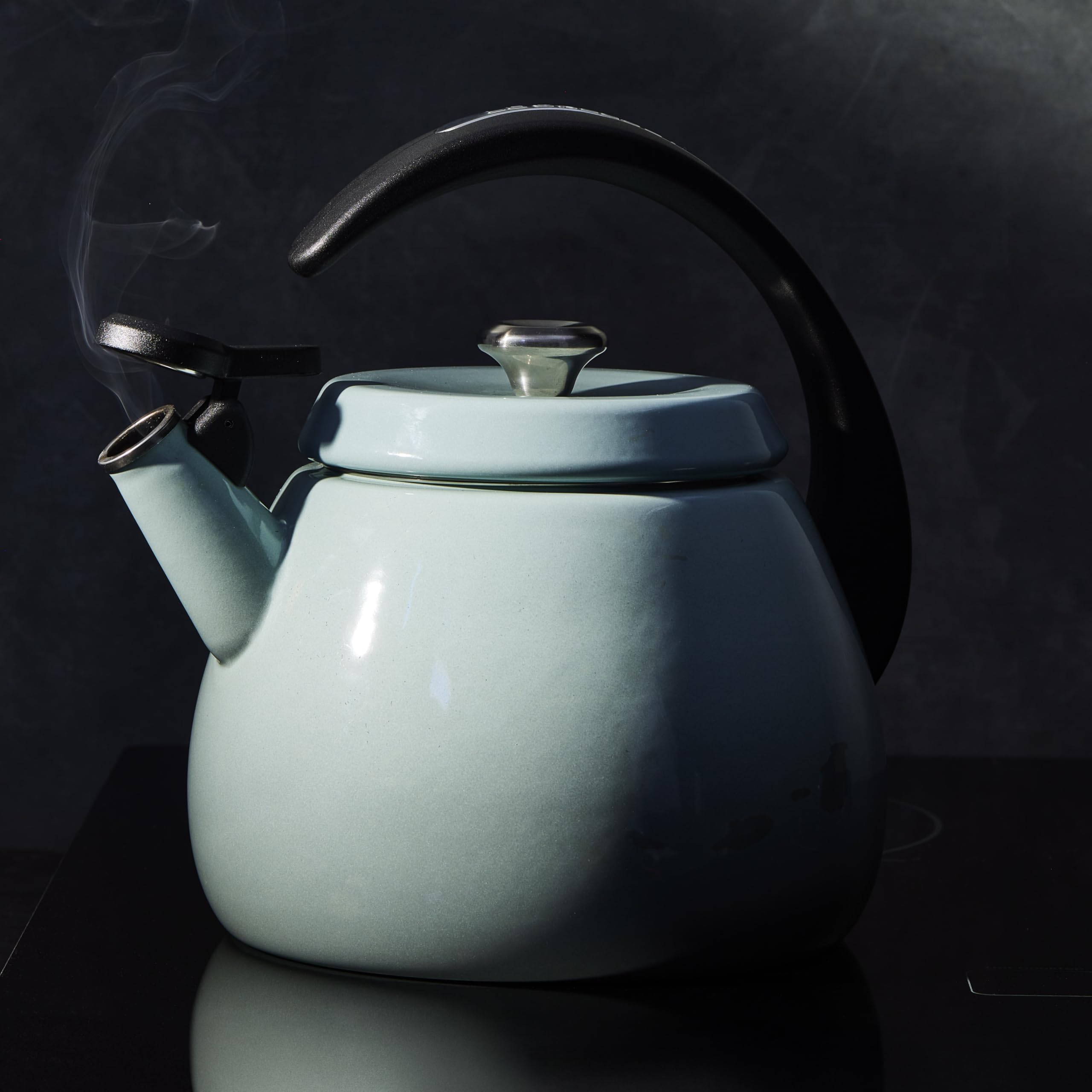 le-creuset-signature-cloche-kettle-2-2-qt-cerise-with-gold-knob image 6