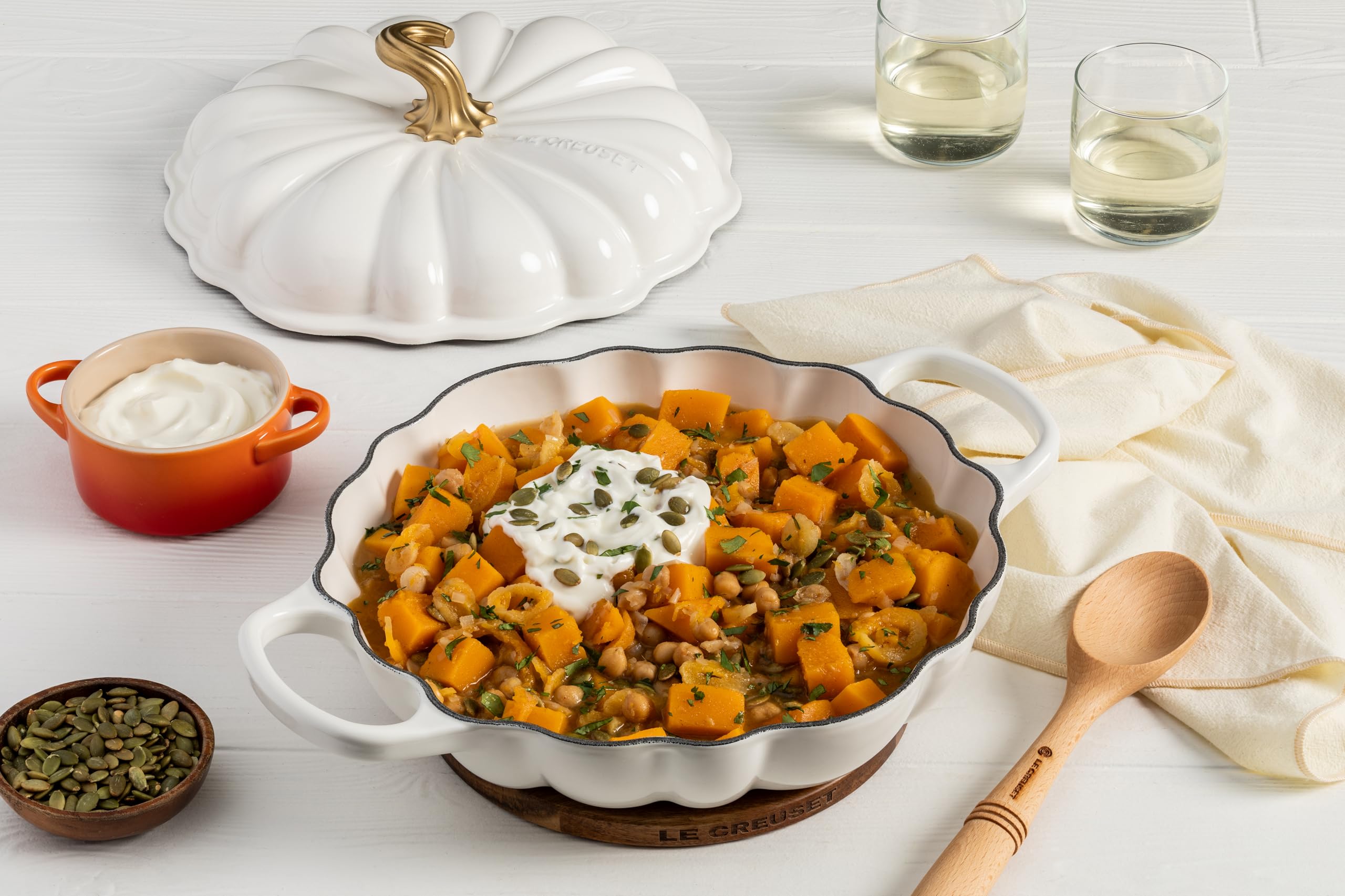 le-creuset-enameled-cast-iron-signature-pumpkin-braiser-2-75-qt-persimmon image 7