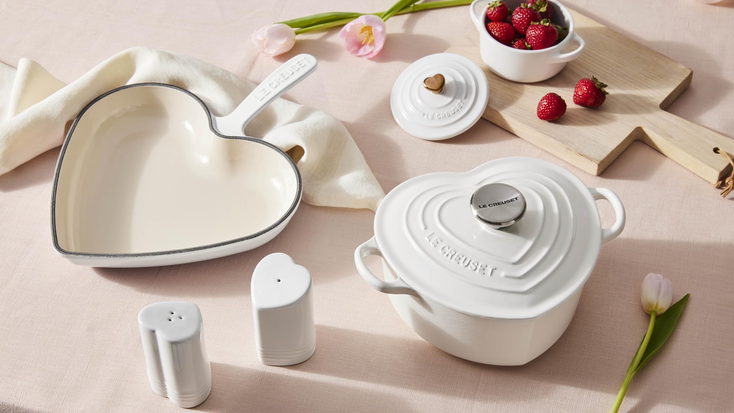le-creuset-stoneware-heart-shaped-salt-pepper-shakers-4-oz-each-cerise image 4