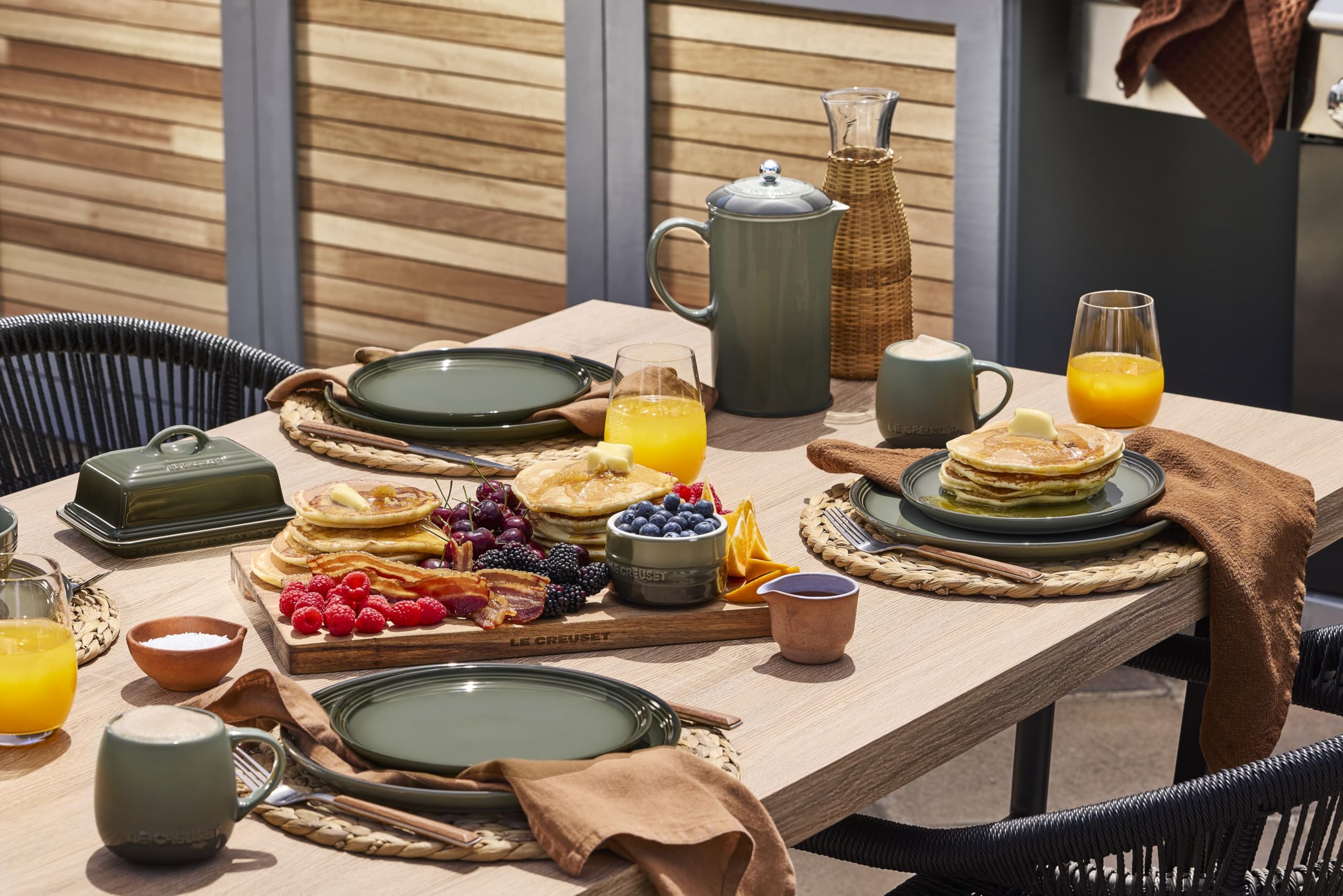 le-creuset-acacia-wood-butcher-block-16-inch-cutting-and-serving-board image 7