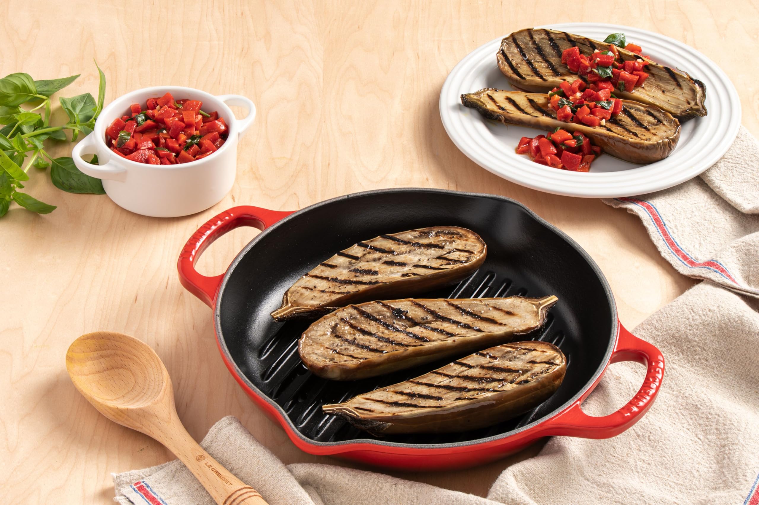 le-creuset-enameled-cast-iron-signature-9-75-deep-round-grill-licorice image 5