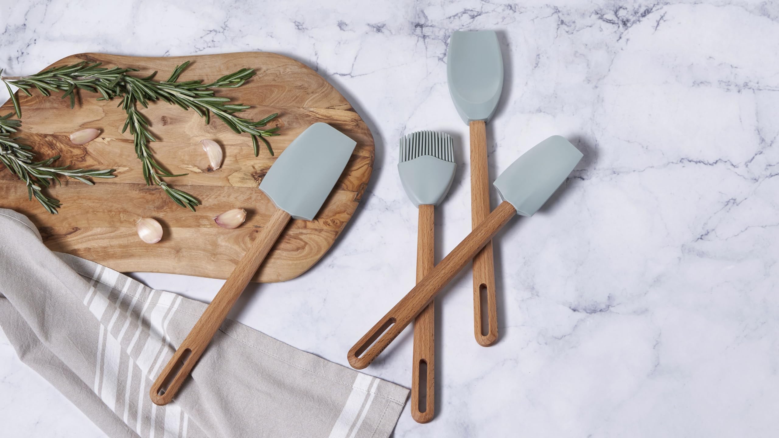 le-creuset-silicone-signature-basting-brush-white image 7