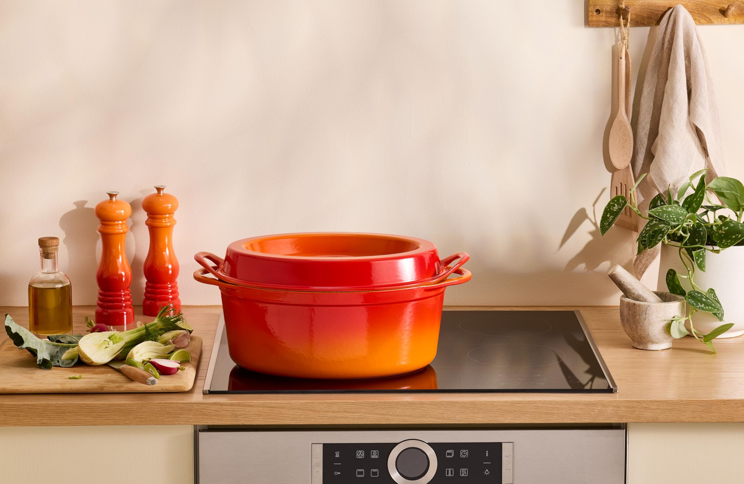 le-creuset-enameled-cast-iron-traditional-oval-doufeu-7-25-qt-white image 5