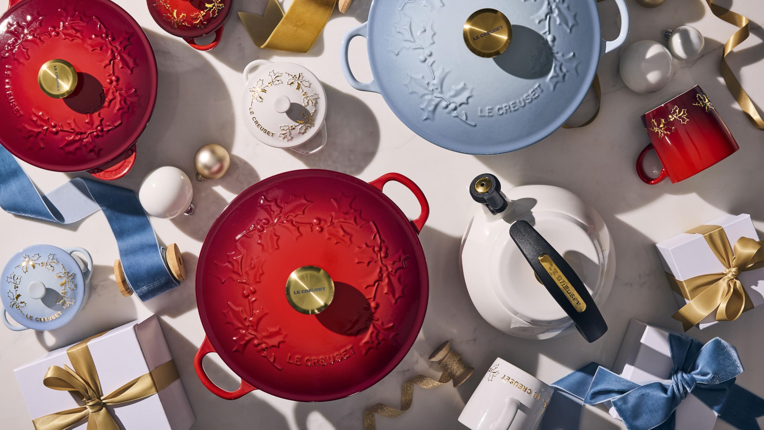 le-creuset-holly-collection-mini-round-cocotte-8-oz-cerise-with-gold-applique image 6