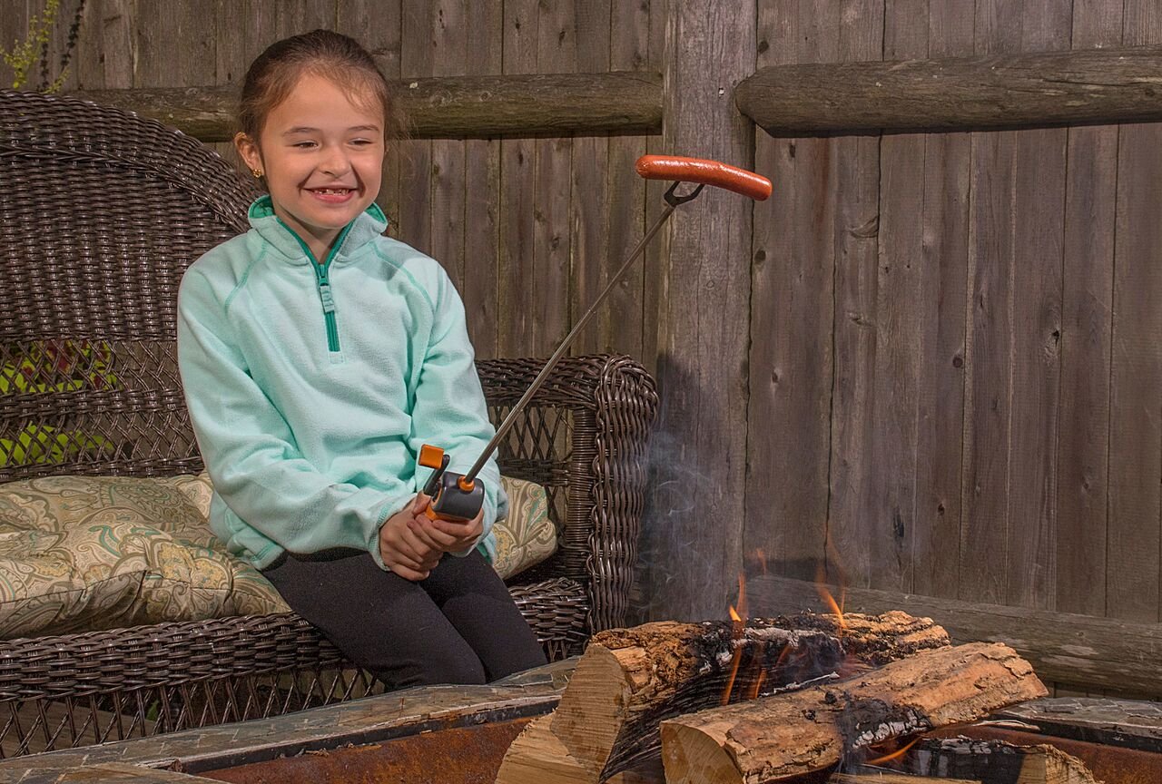 cuisinart-s-more-to-love-roasting-reel-20-inch-extendable-campfire-roaster image 4