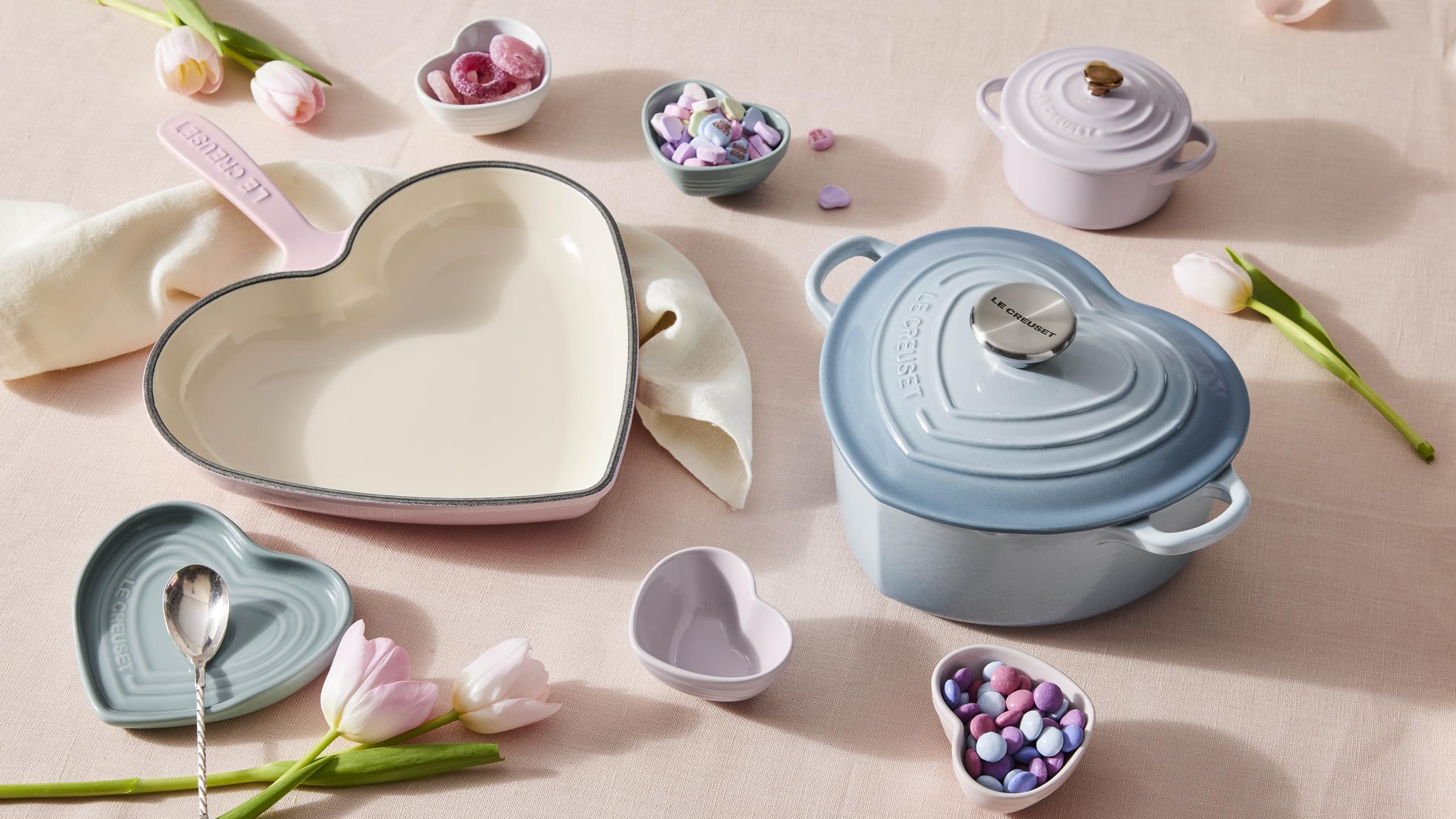le-creuset-stoneware-mini-round-cocotte-8oz-shallot-with-gold-heart-knob-pack-of image 5
