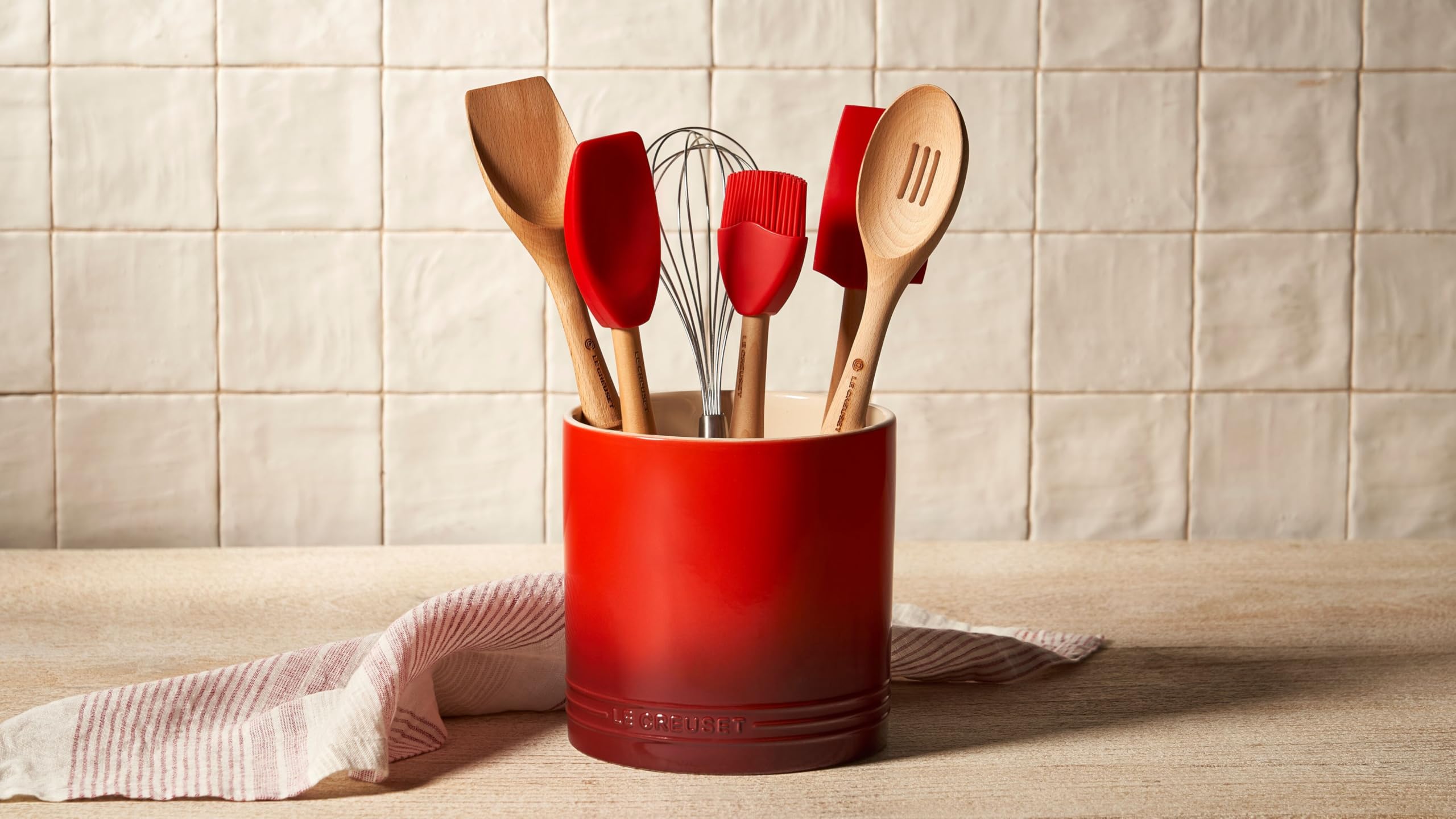 le-creuset-stoneware-signature-utensil-crock-2-7-qt-cerise image 5