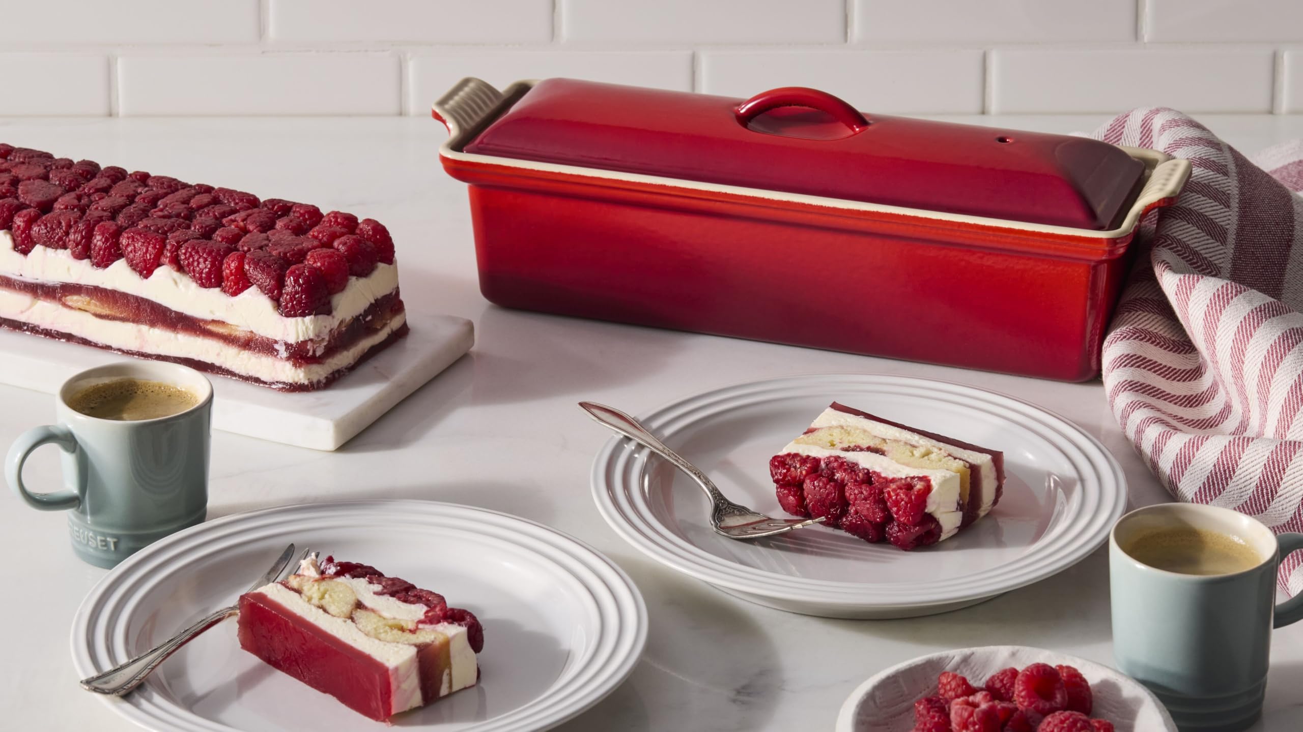 le-creuset-enameled-cast-iron-p-t-terrine-2-qt-cerise image 5