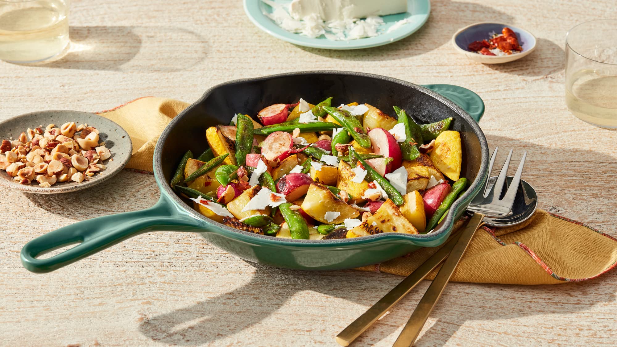 le-creuset-classic-enameled-cast-iron-handle-skillet-9-white image 5