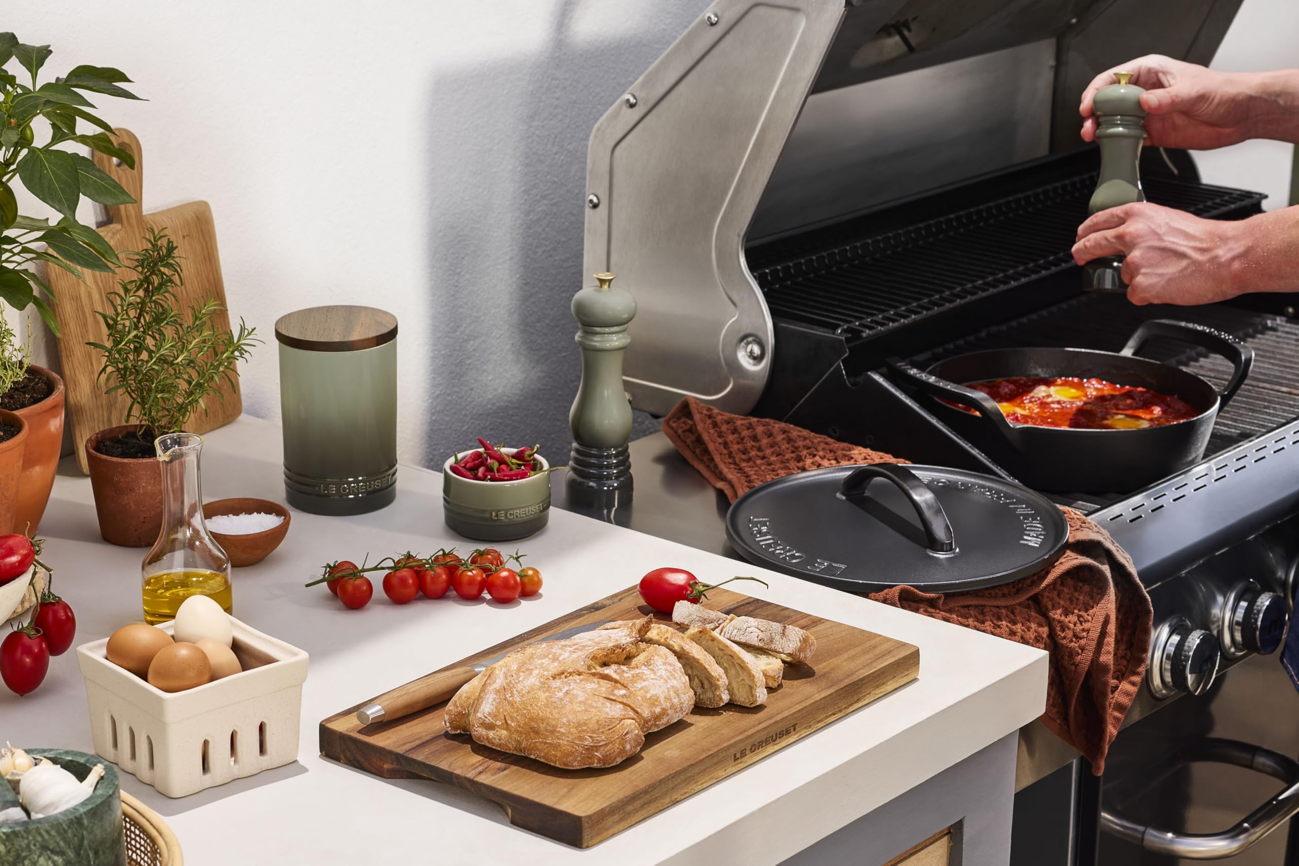 le-creuset-acacia-wood-butcher-block-16-inch-cutting-and-serving-board image 6
