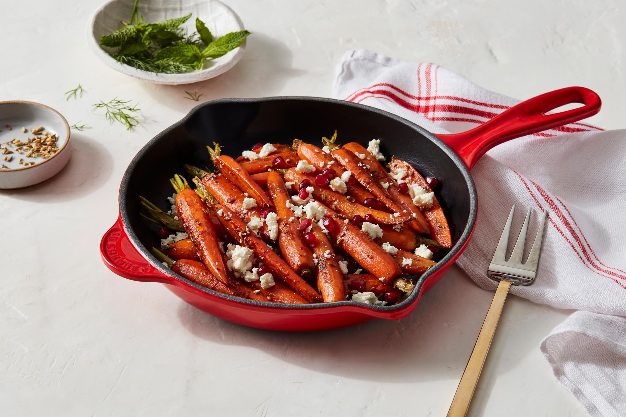 le-creuset-classic-enameled-cast-iron-handle-skillet-9-white image 4