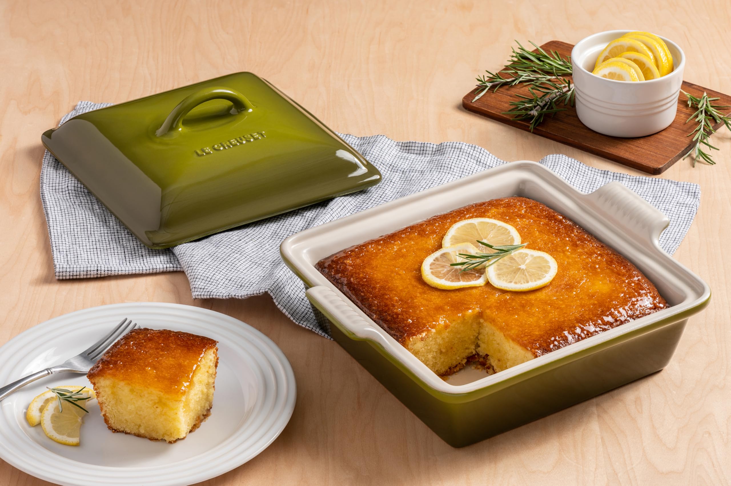 le-creuset-stoneware-heritage-shallow-square-casserole-2-qt-9-inch-cerise image 5