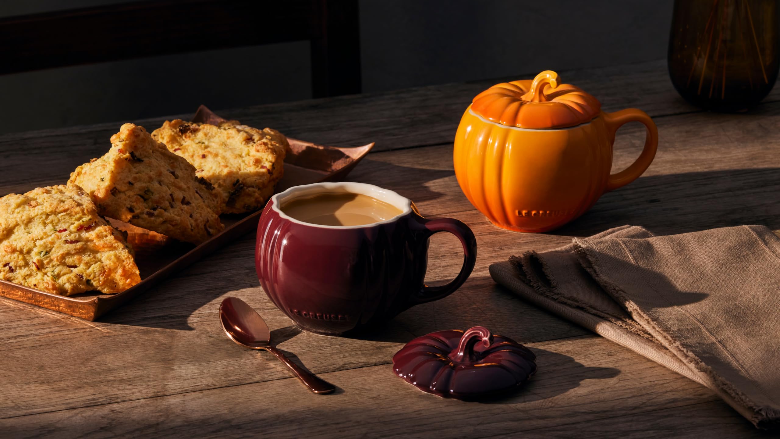 le-creuset-stoneware-pumpkin-mug-with-lid-14-oz-persimmon image 5