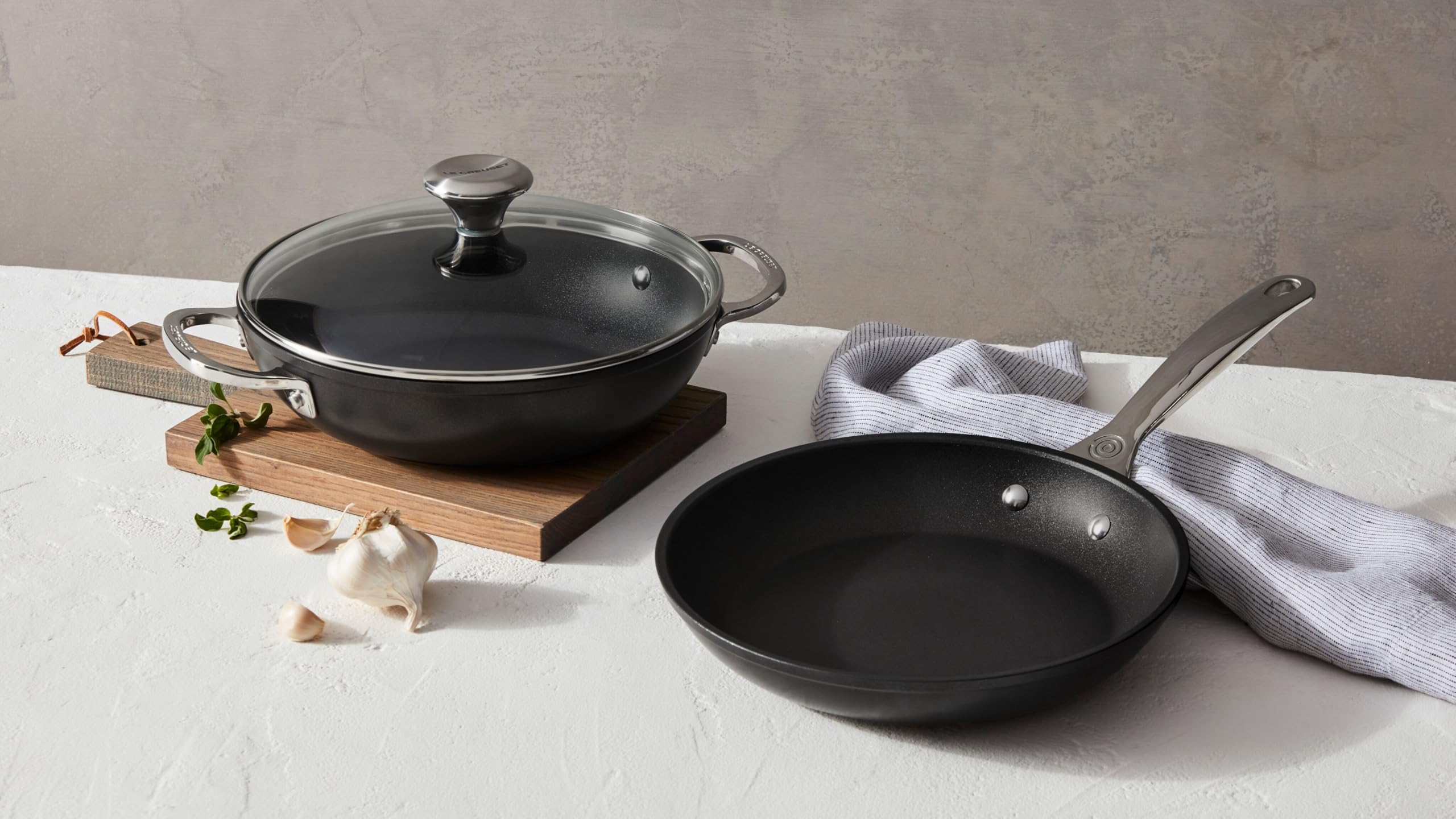 le-creuset-toughened-nonstick-pro-fry-pan-9-5-inch image 8