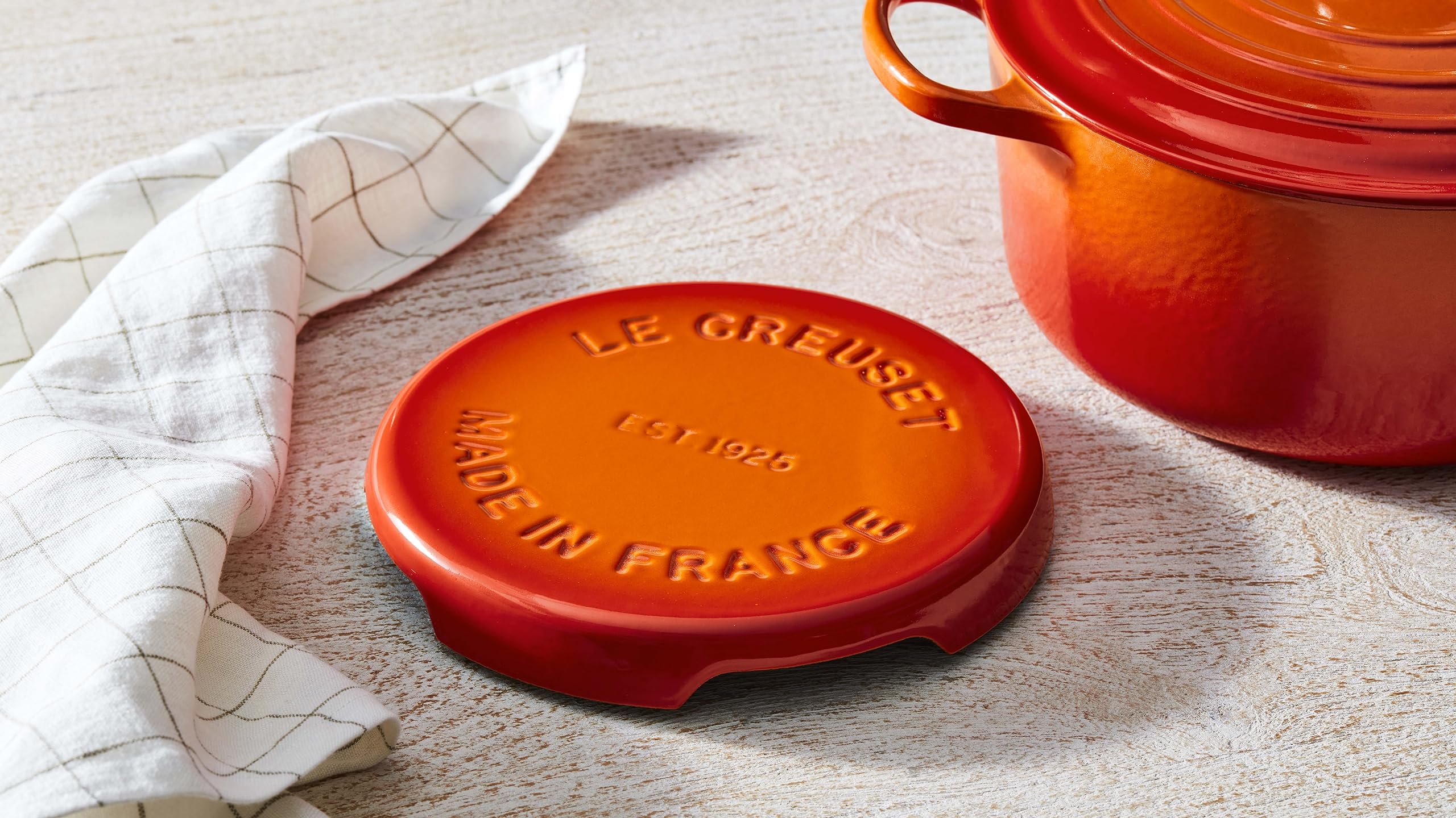 le-creuset-enameled-cast-iron-signature-trivet-9-olive image 5
