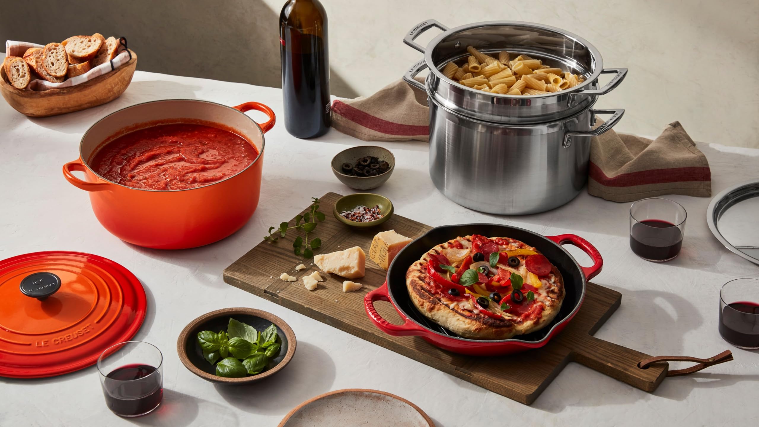 le-creuset-enameled-cast-iron-signature-9-75-deep-round-grill-licorice image 7